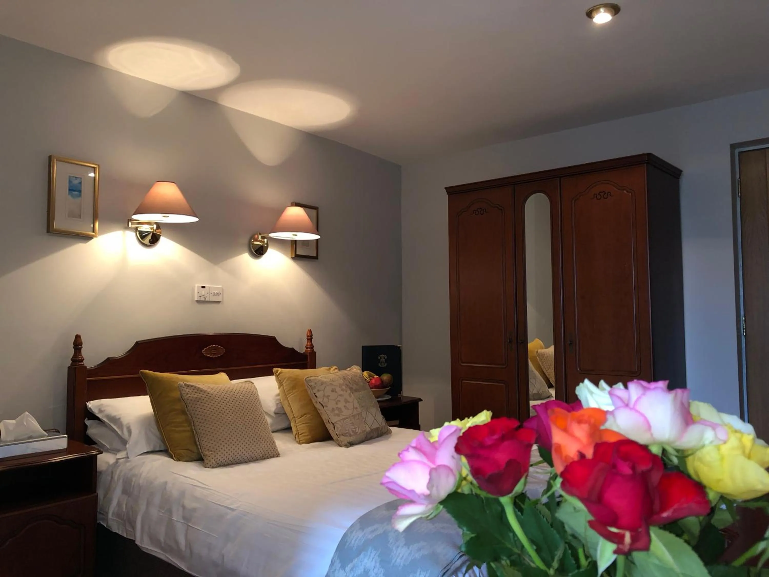 Bedroom, Bed in Tully's Hotel