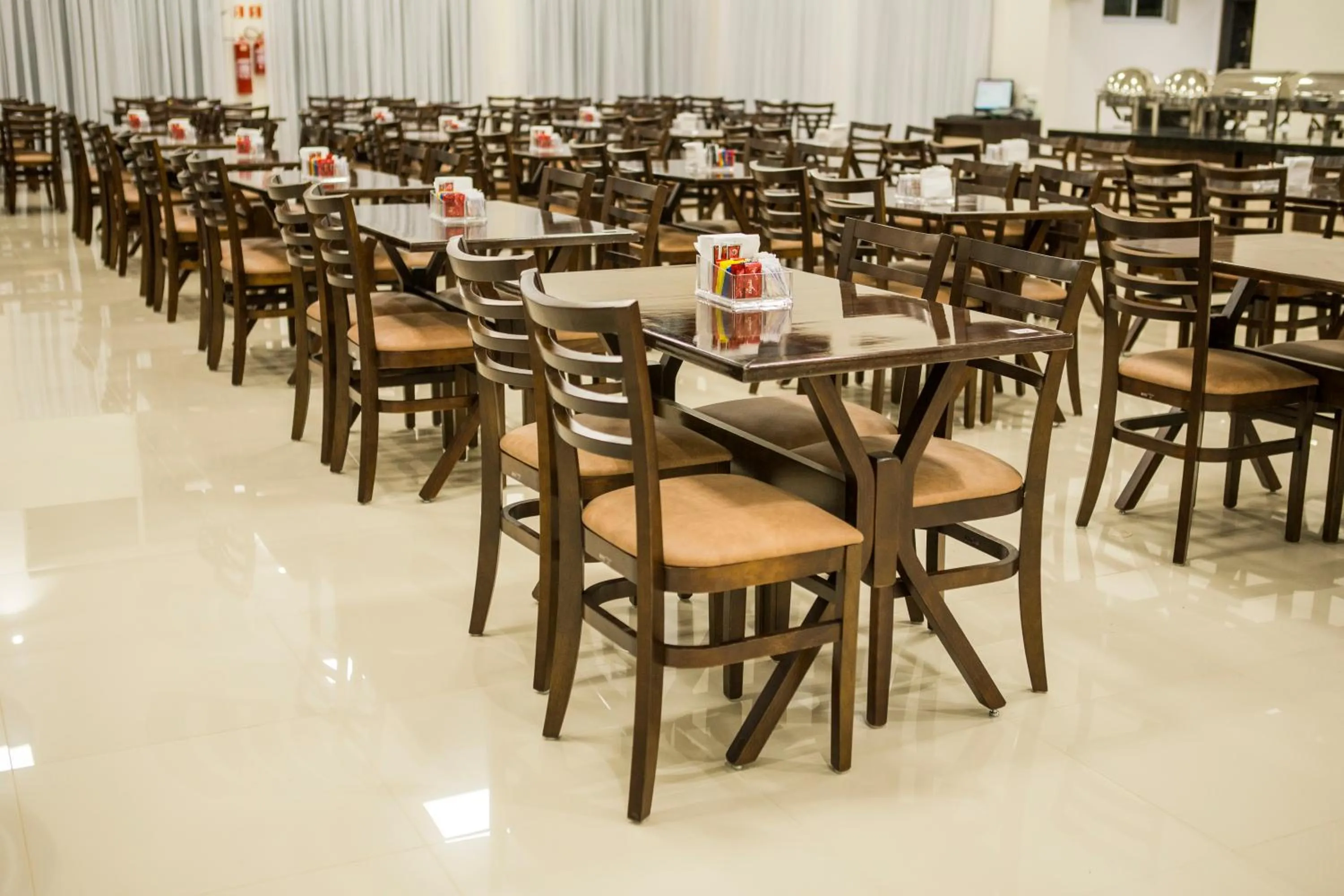 Restaurant/places to eat in HOTEL HPR