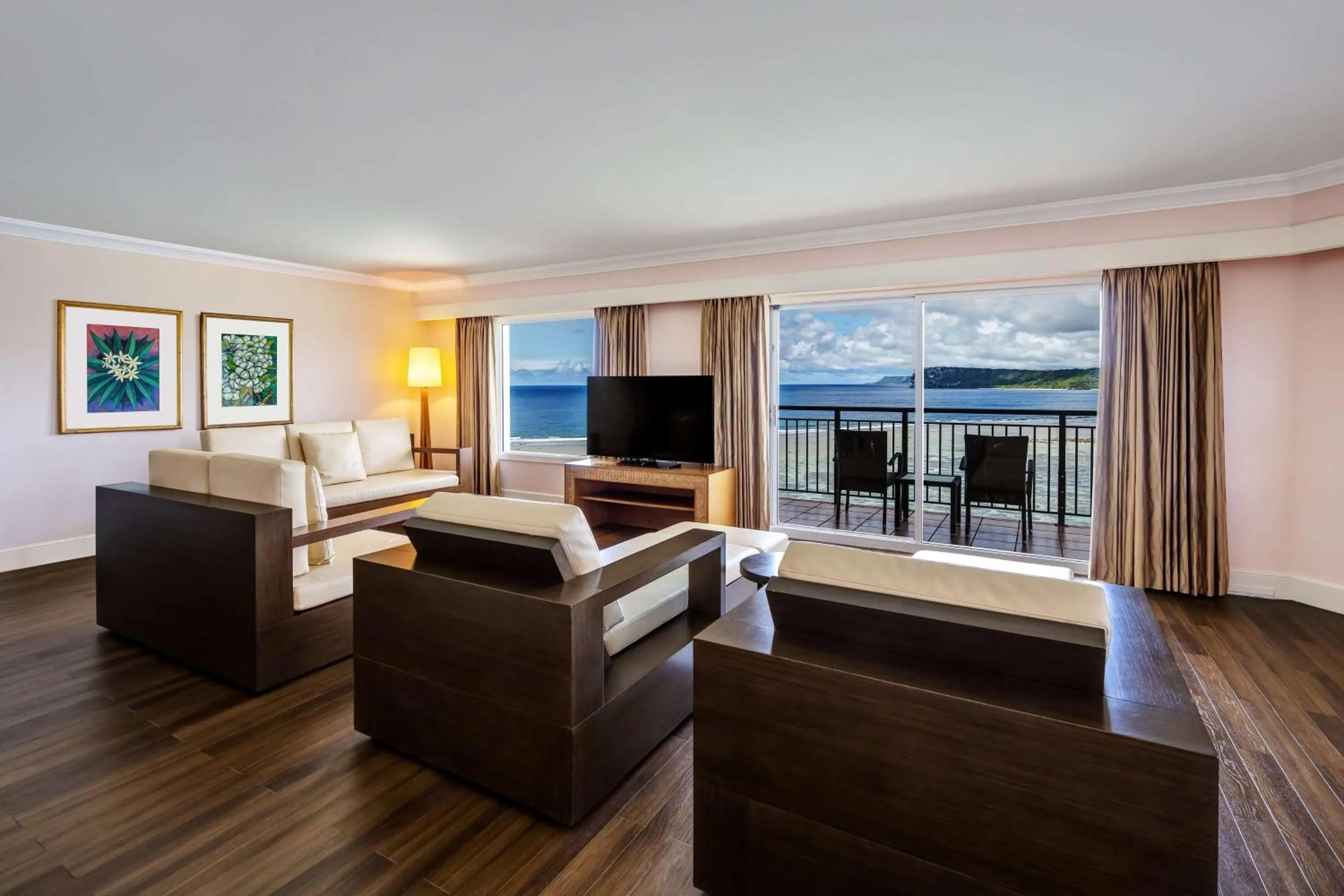 Living room in Hilton Guam Resort & Spa