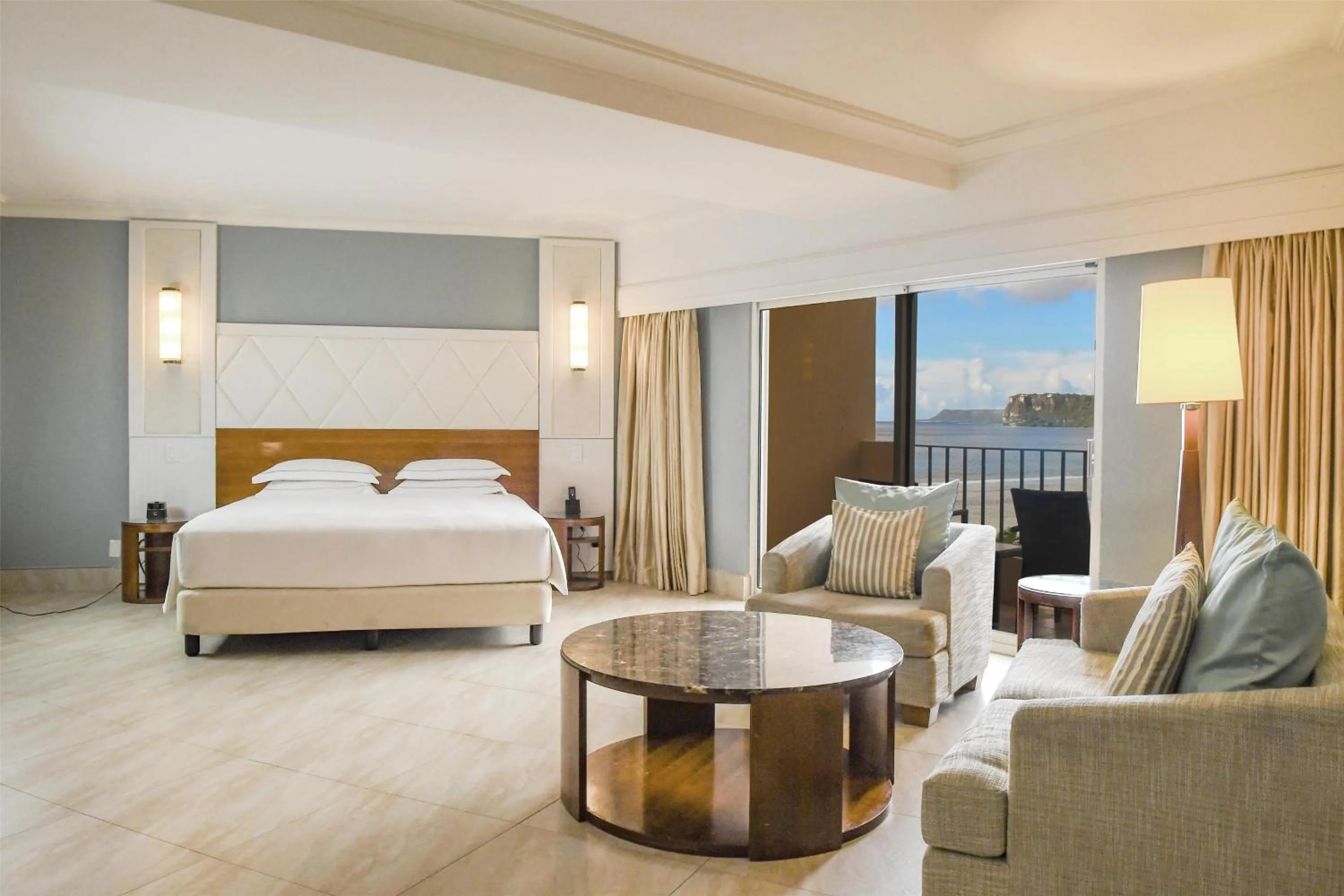 Living room, Bed in Hilton Guam Resort & Spa