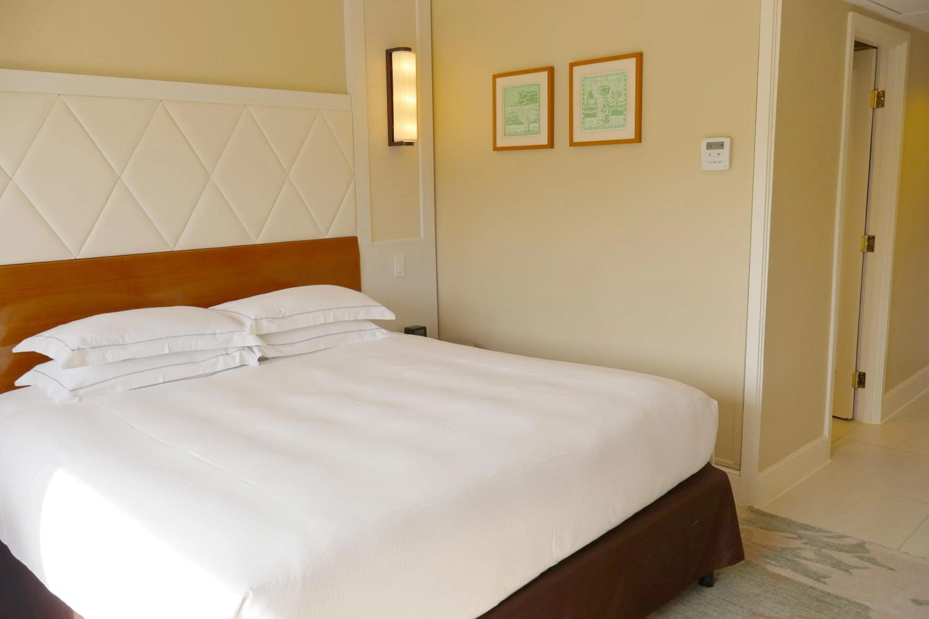 Bedroom, Bed in Hilton Guam Resort & Spa