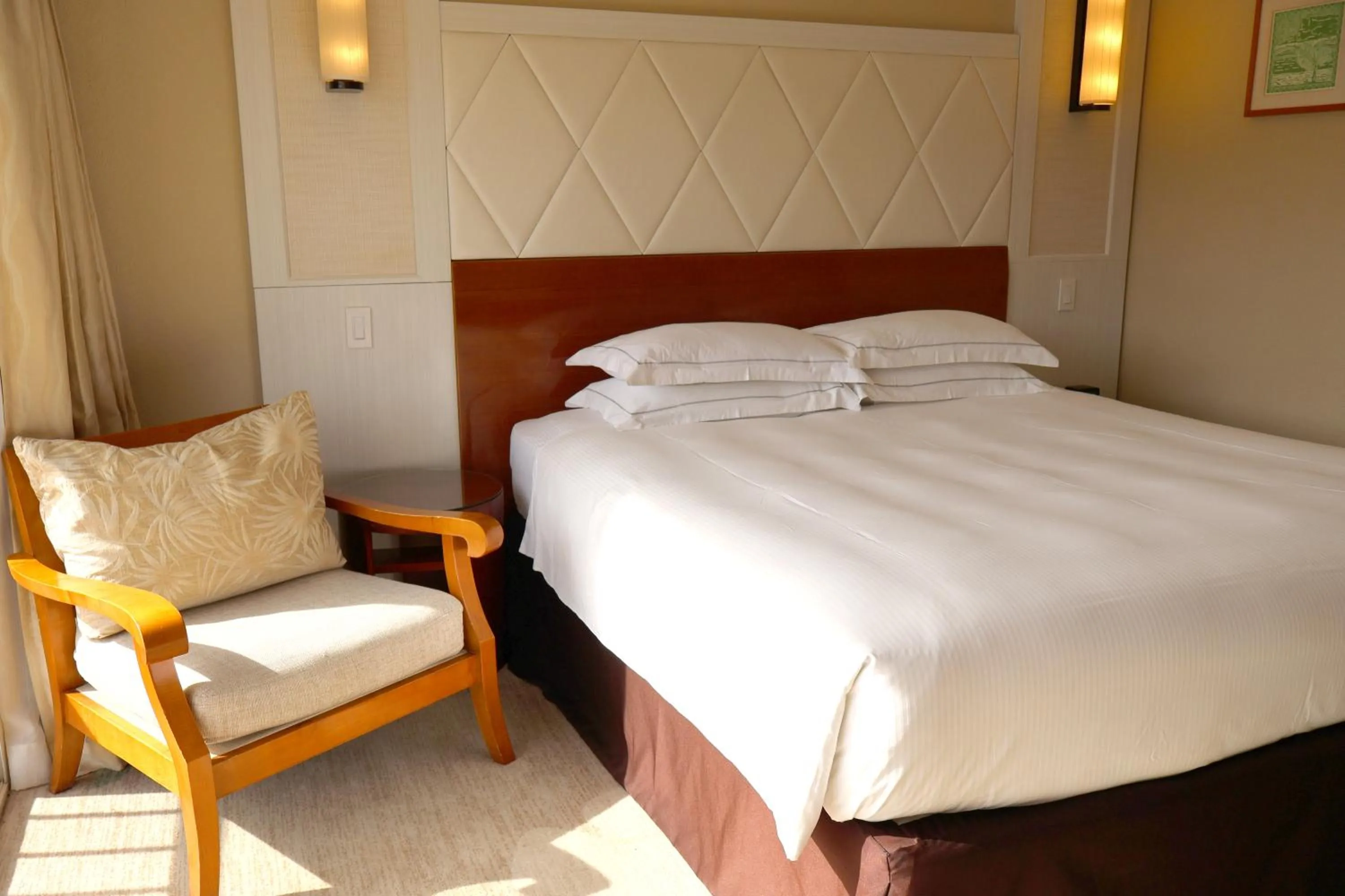 Bedroom, Bed in Hilton Guam Resort & Spa