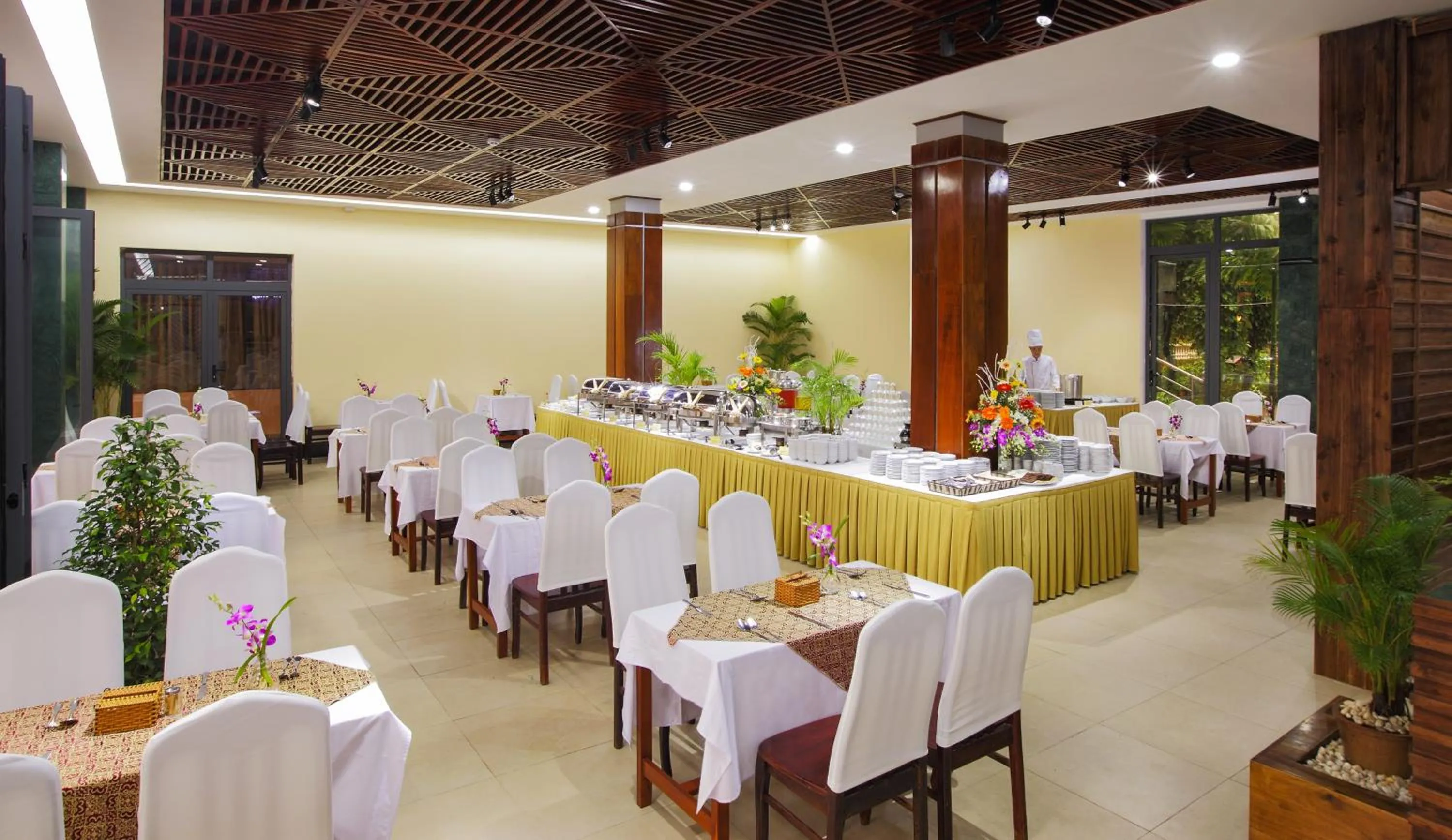 Restaurant/places to eat in Kim Hoa Resort