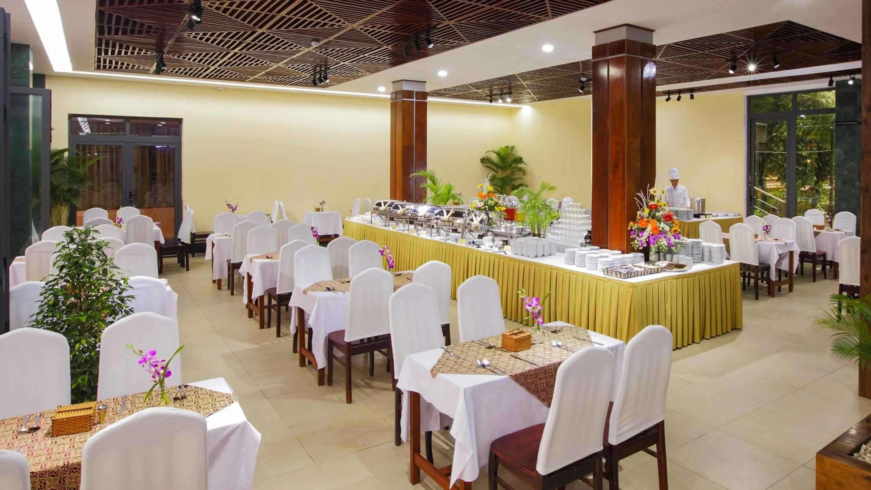 Restaurant/places to eat in Kim Hoa Resort