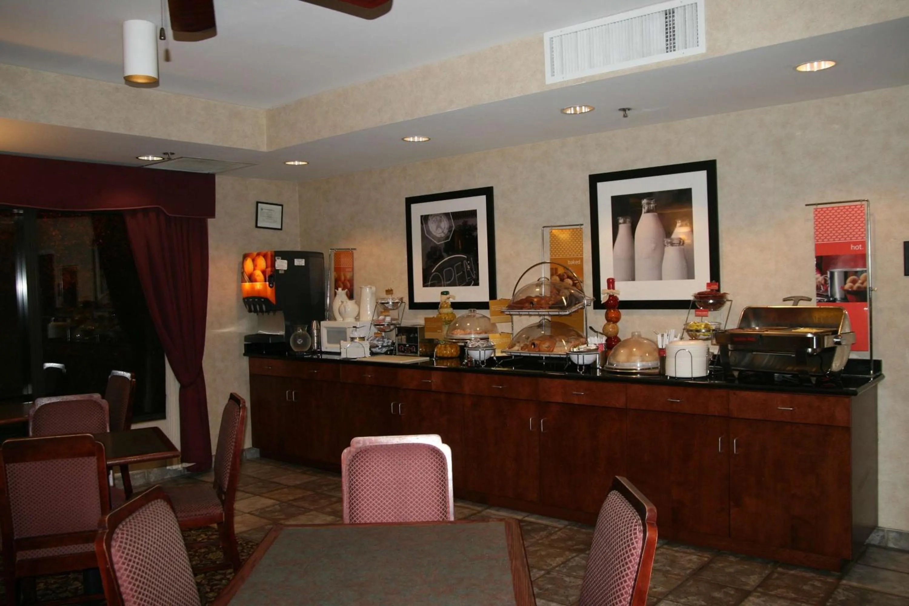 Dining area in Hampton Inn Columbus-International Airport