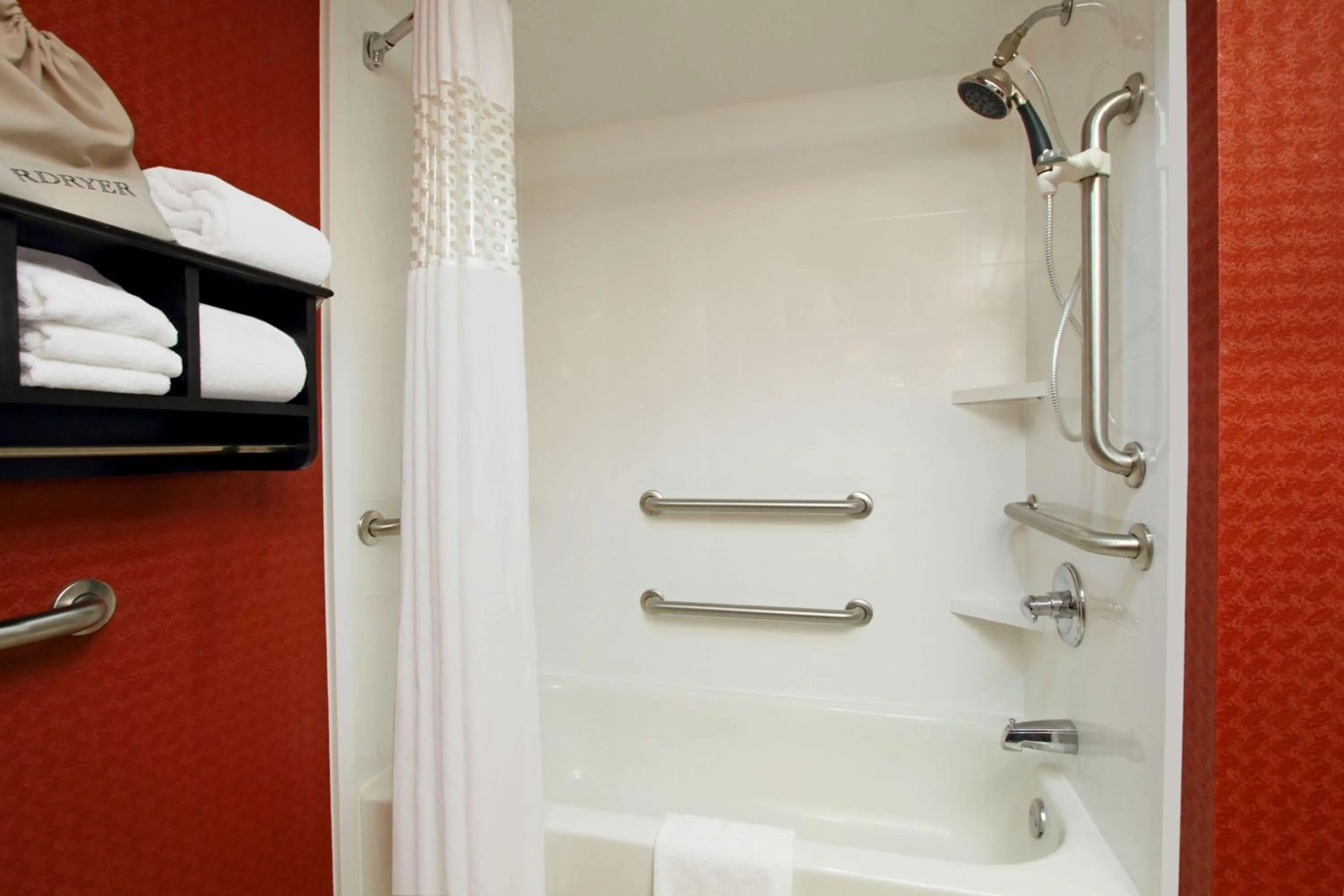 Bathroom in Hampton Inn Columbus-International Airport