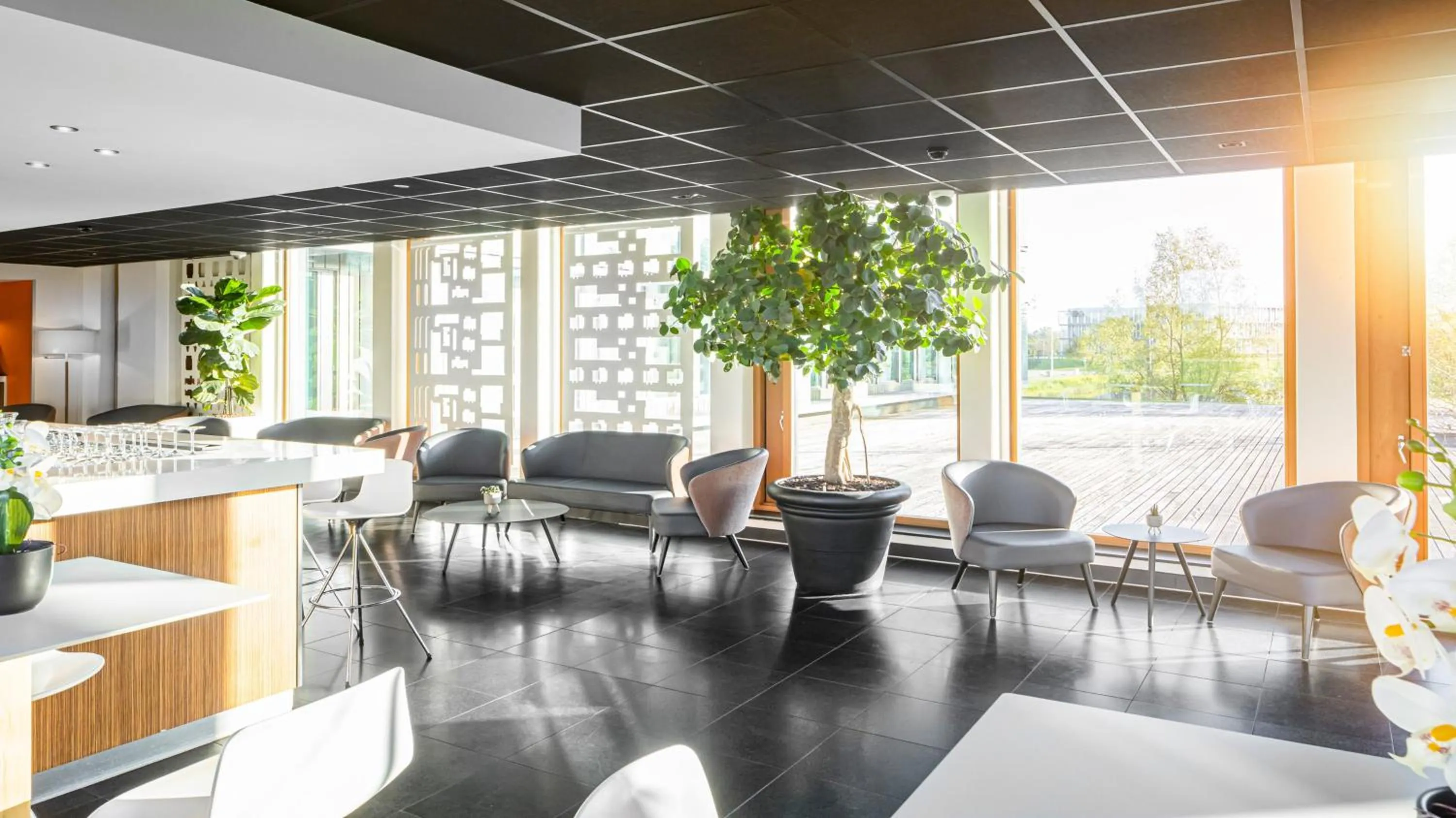 Lounge or bar in Holiday Inn Express Utrecht - Papendorp by IHG