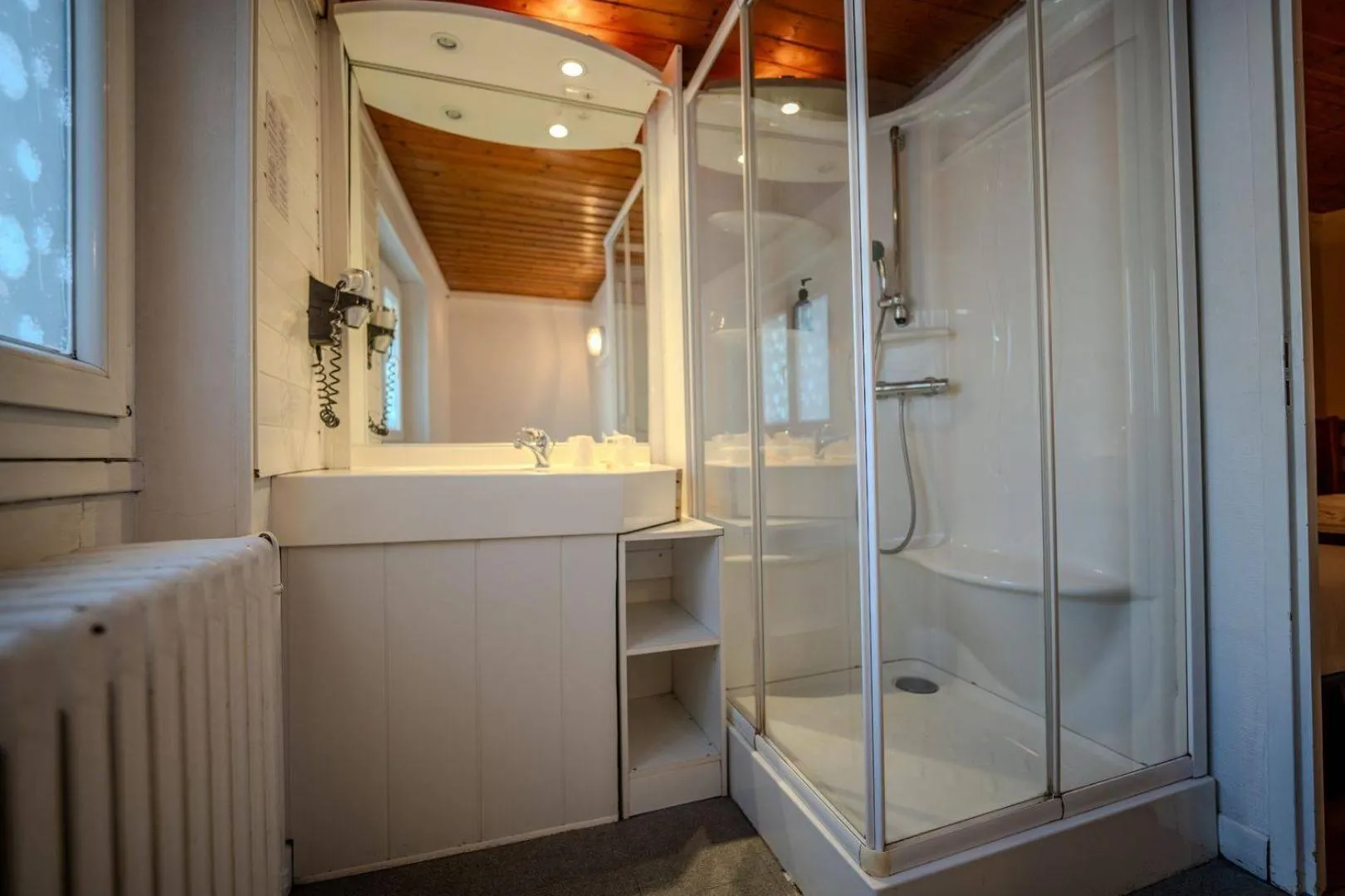 Shower in Hôtel du Centre