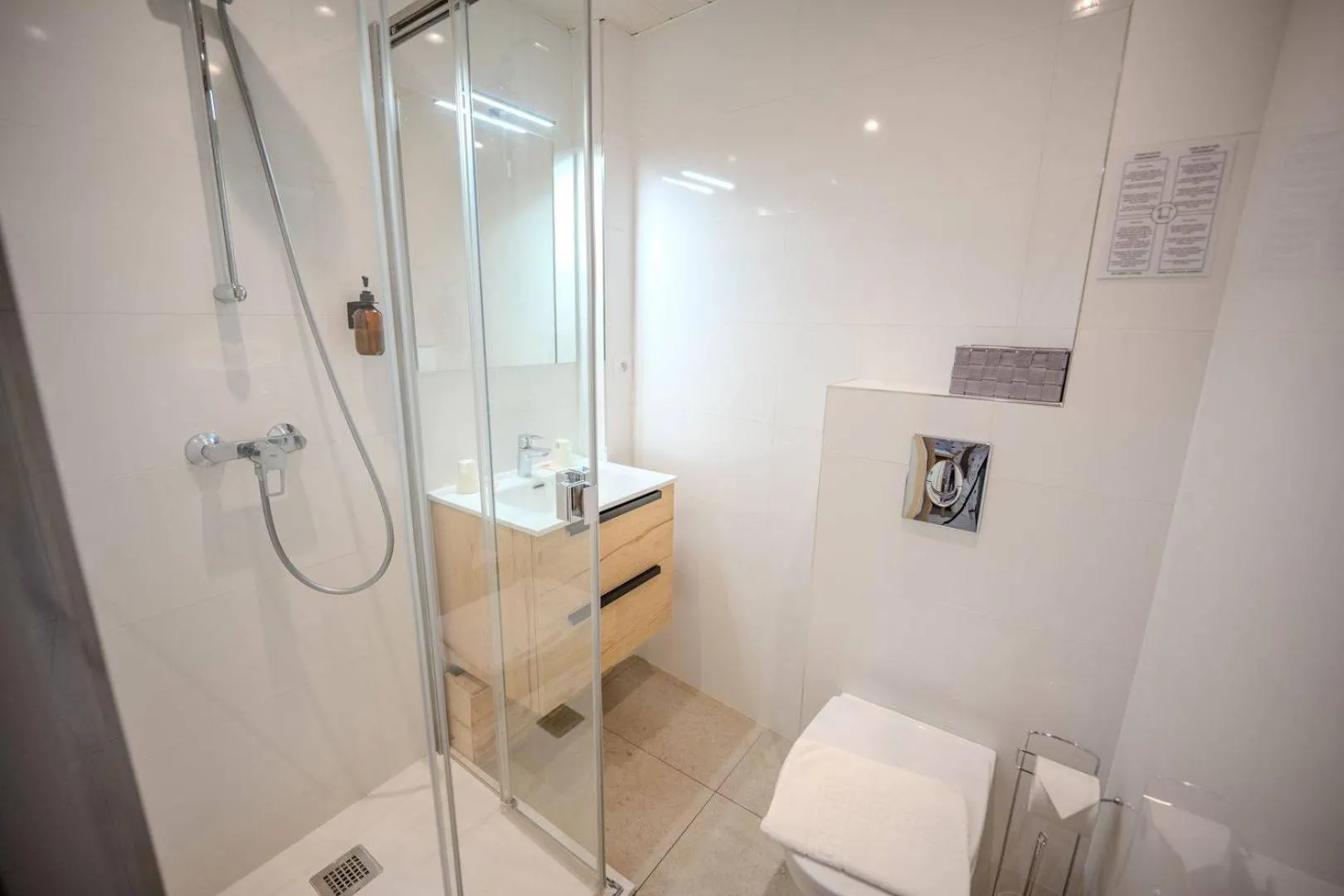 Shower in Hôtel du Centre