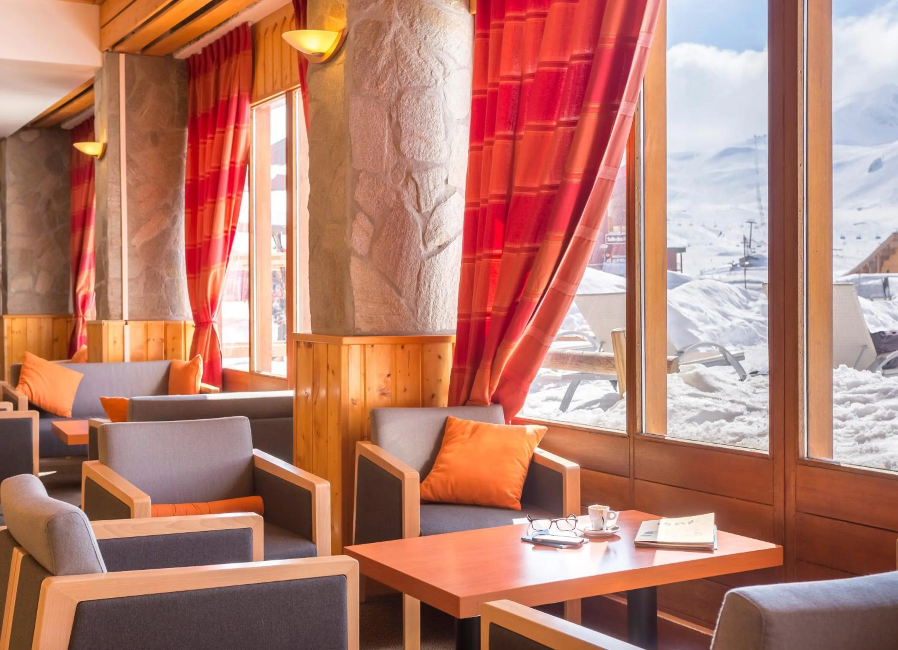 Lounge or bar in Hôtel Club MMV Les Mélèzes