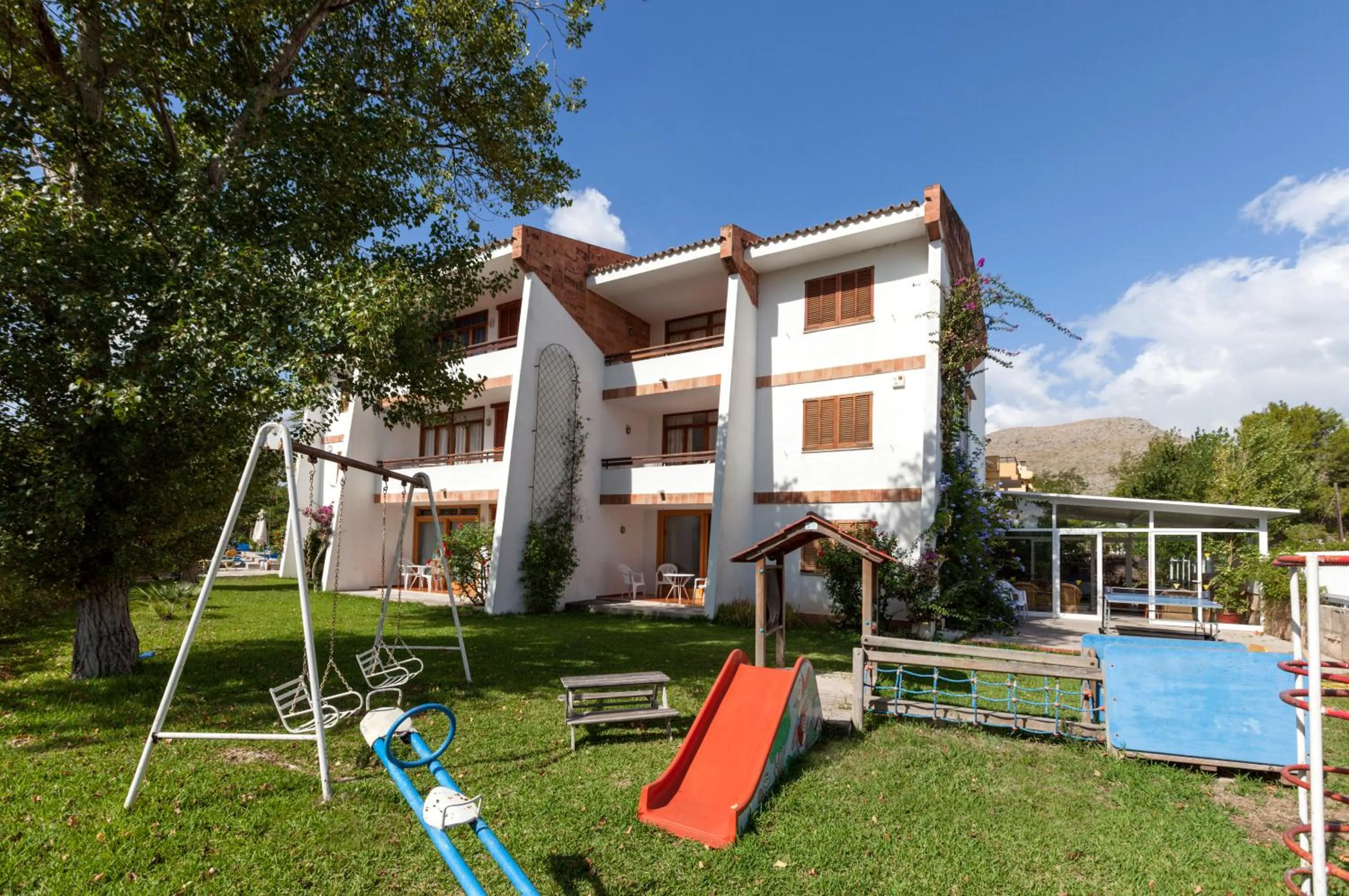 Property building in Apartamentos Leo