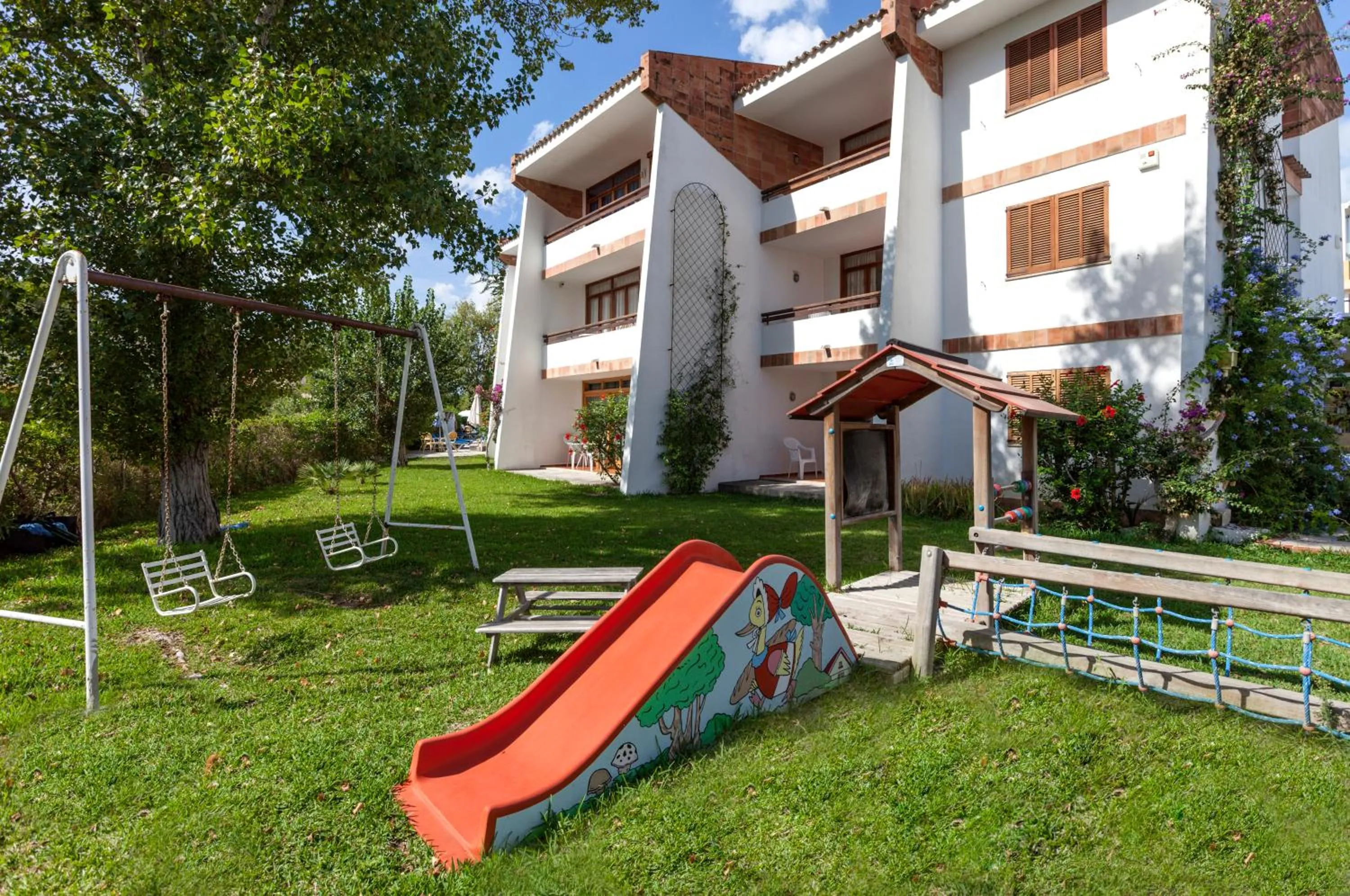 Property building in Apartamentos Leo