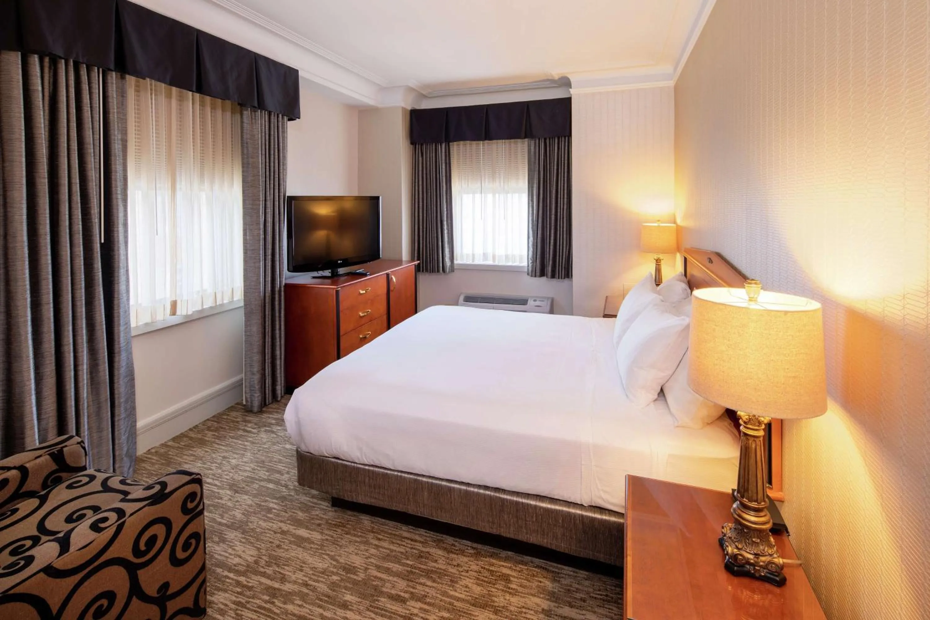 Bed in Hilton Cincinnati Netherland Plaza