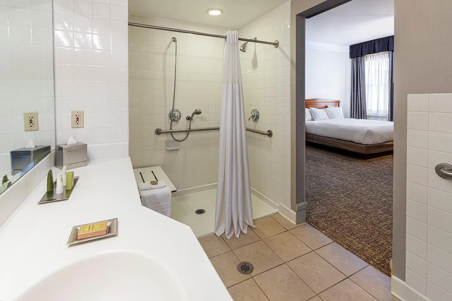 Shower, Bed in Hilton Cincinnati Netherland Plaza