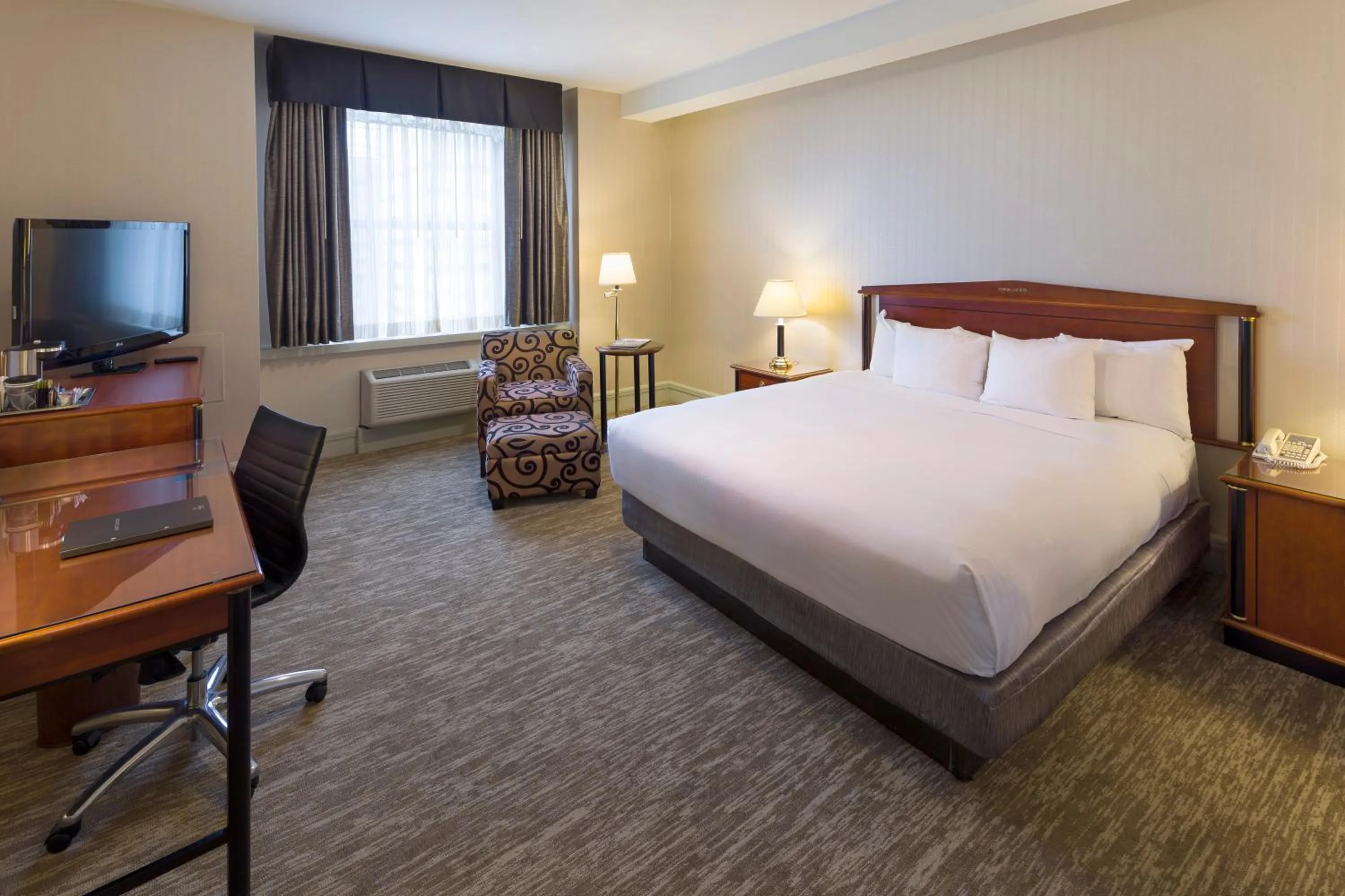Photo of the whole room, Bed in Hilton Cincinnati Netherland Plaza