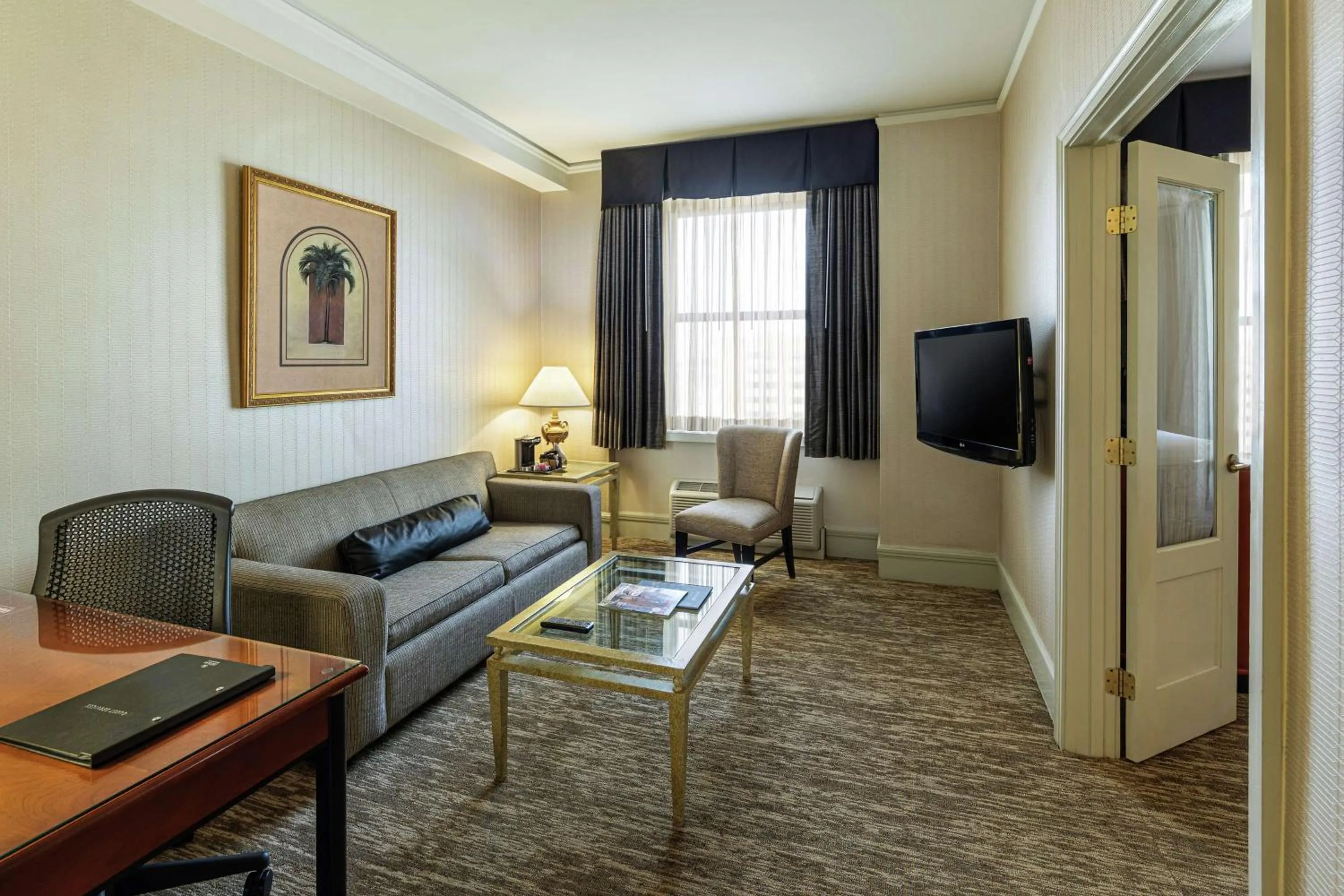 Living room in Hilton Cincinnati Netherland Plaza