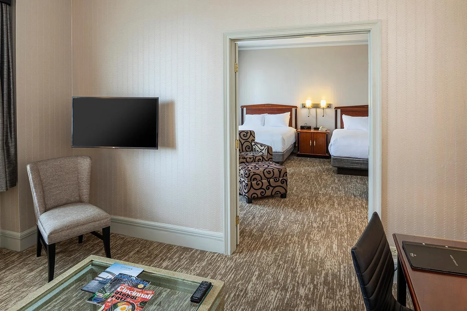 Living room, Bed in Hilton Cincinnati Netherland Plaza