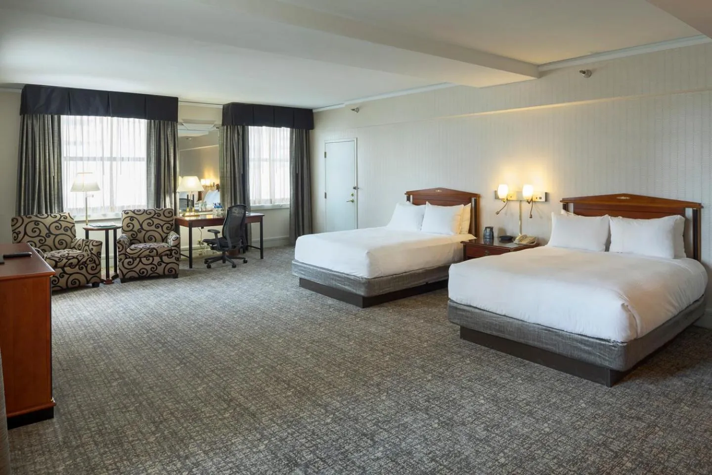 Photo of the whole room, Bed in Hilton Cincinnati Netherland Plaza