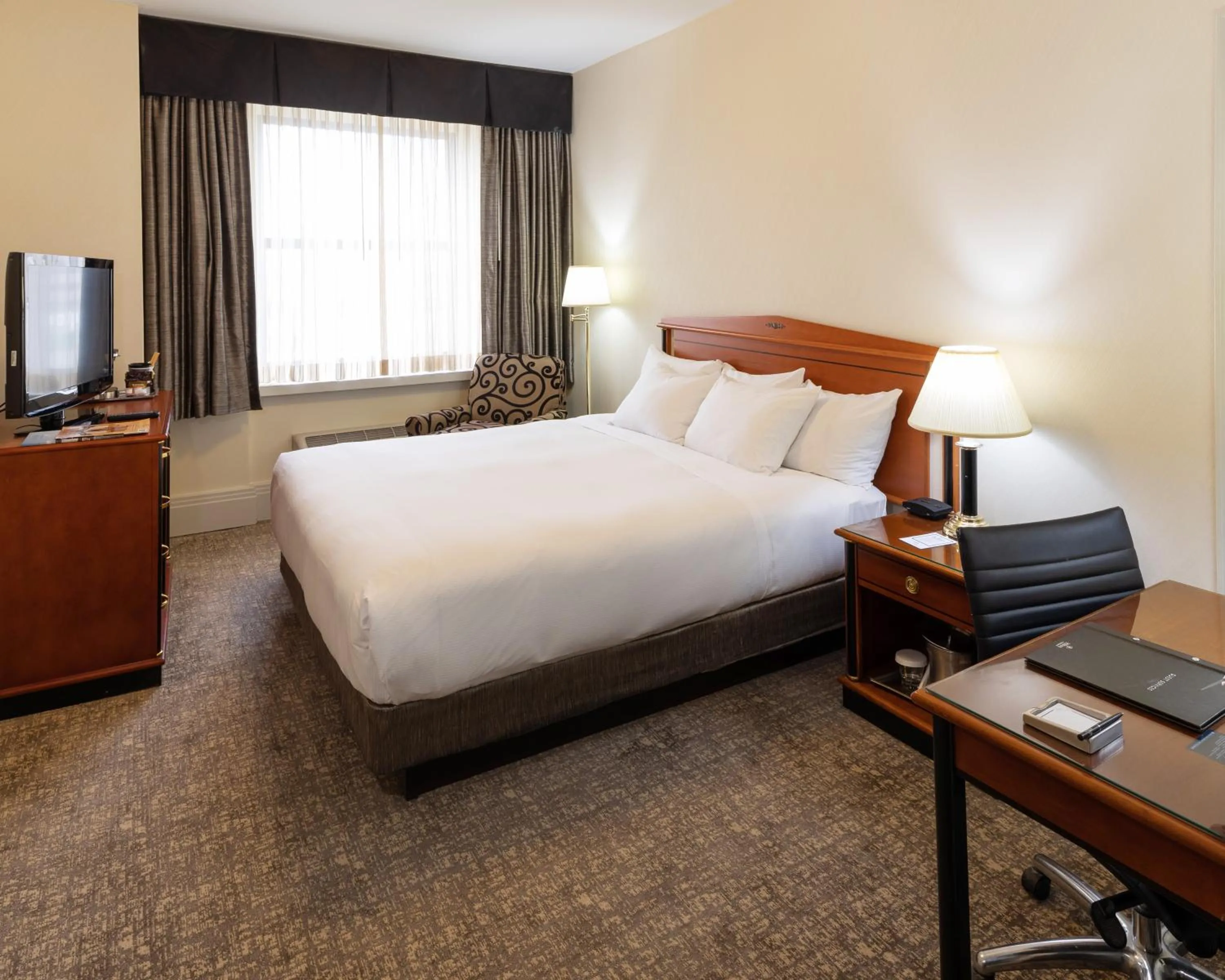 Photo of the whole room, Bed in Hilton Cincinnati Netherland Plaza