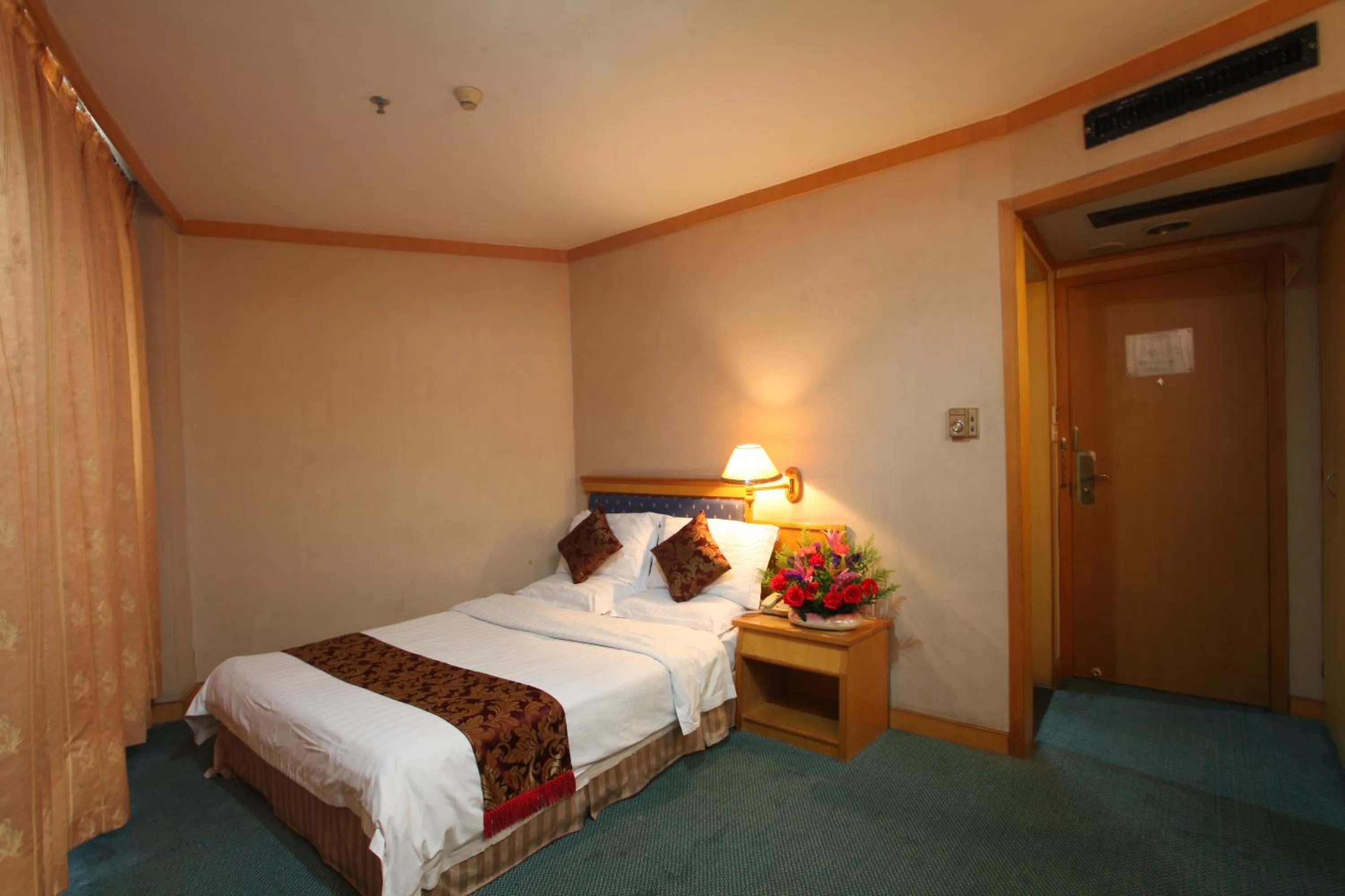 Bed in Xin Hua Hotel Guangzhou