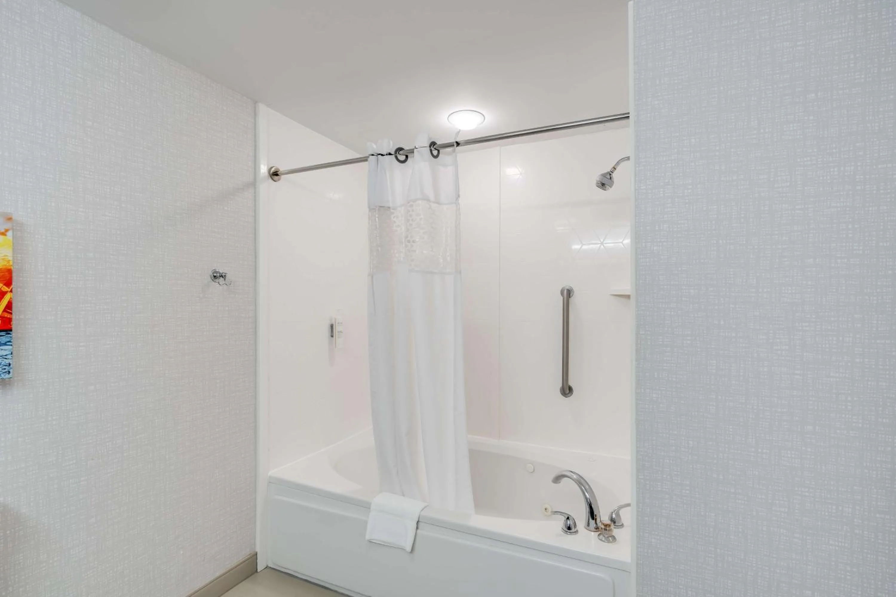 Bathroom in Hampton Inn Bloomington West