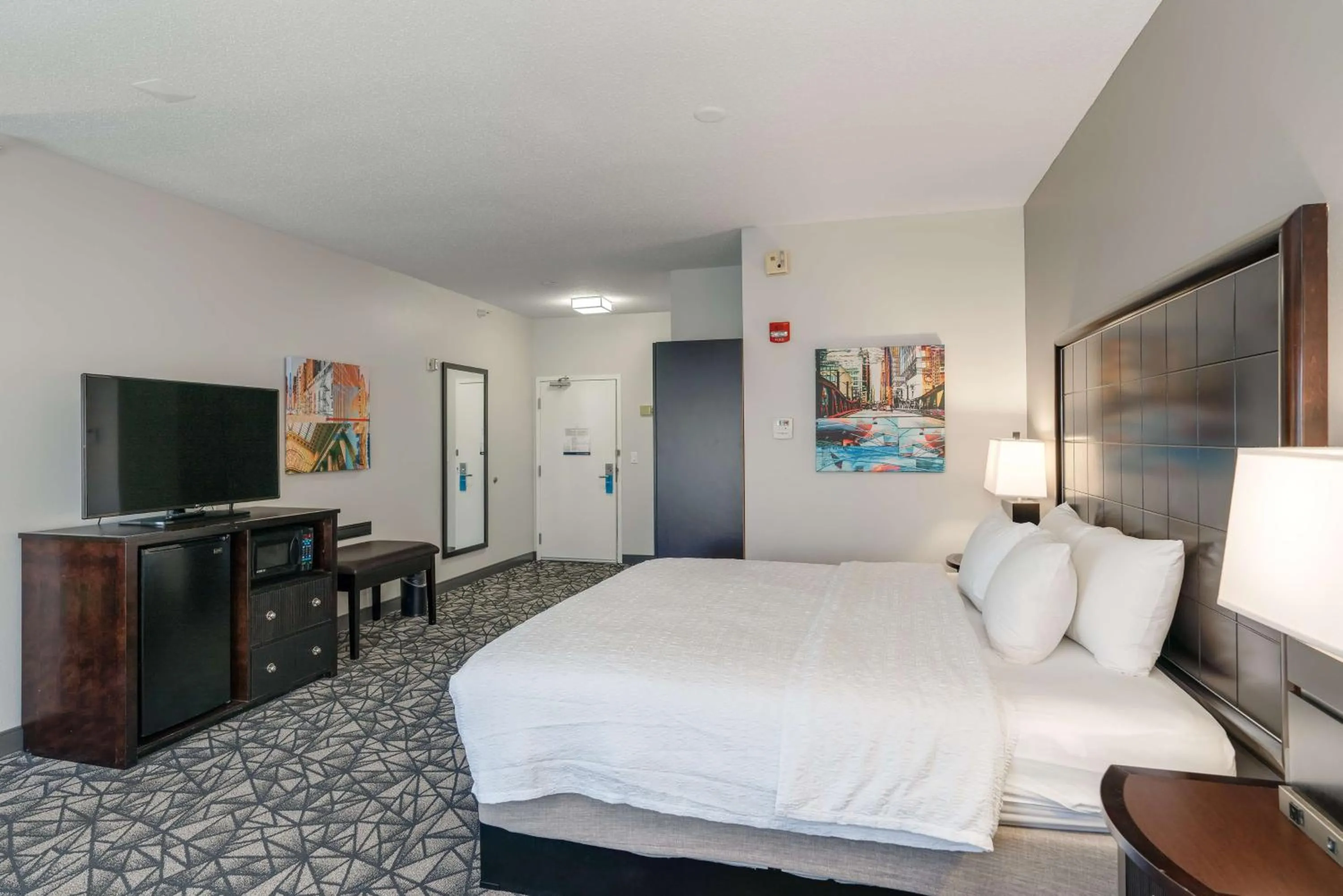 Photo of the whole room, Bed in Hampton Inn Bloomington West