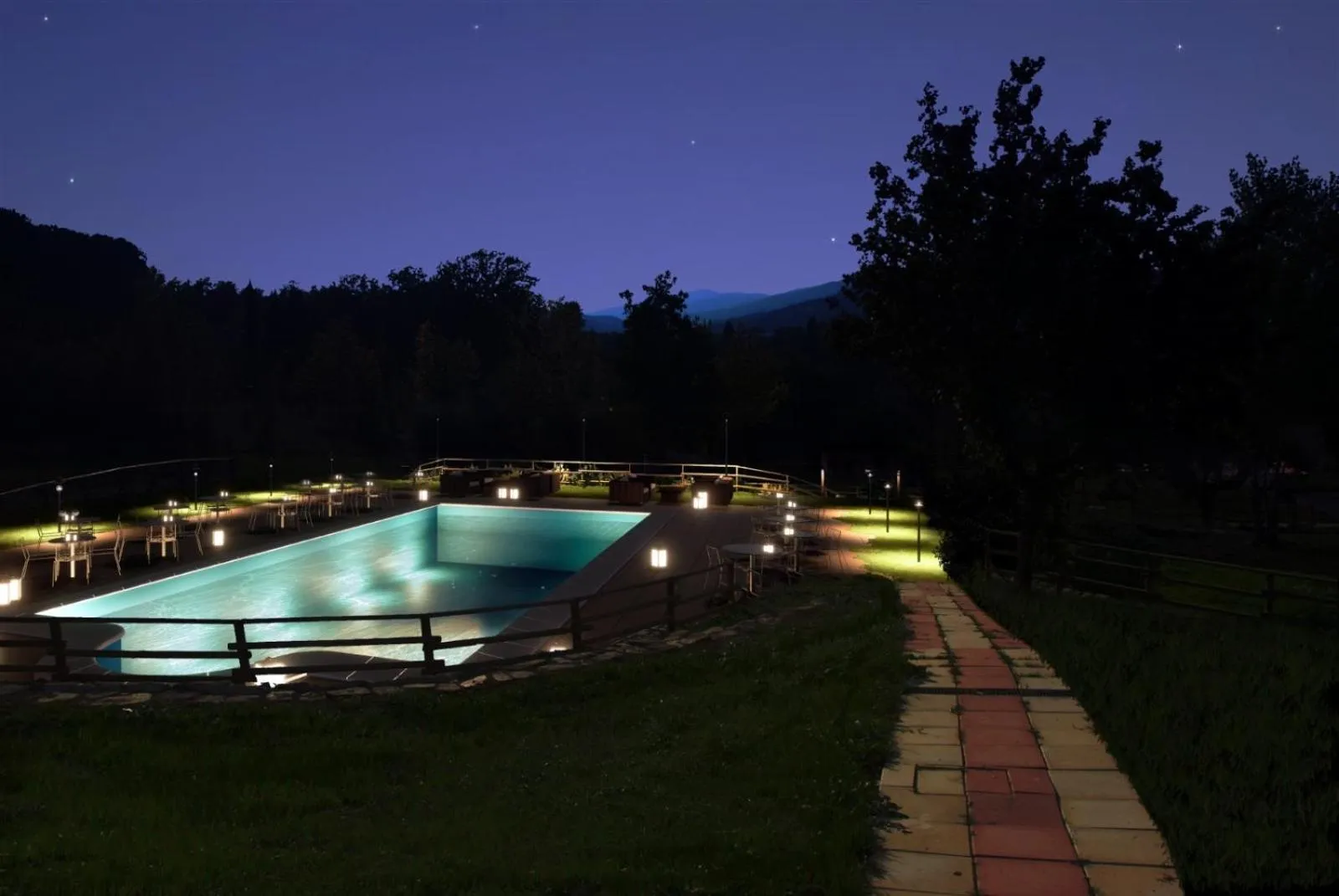 Swimming pool in GH Borgo Pulciano Agriturismo