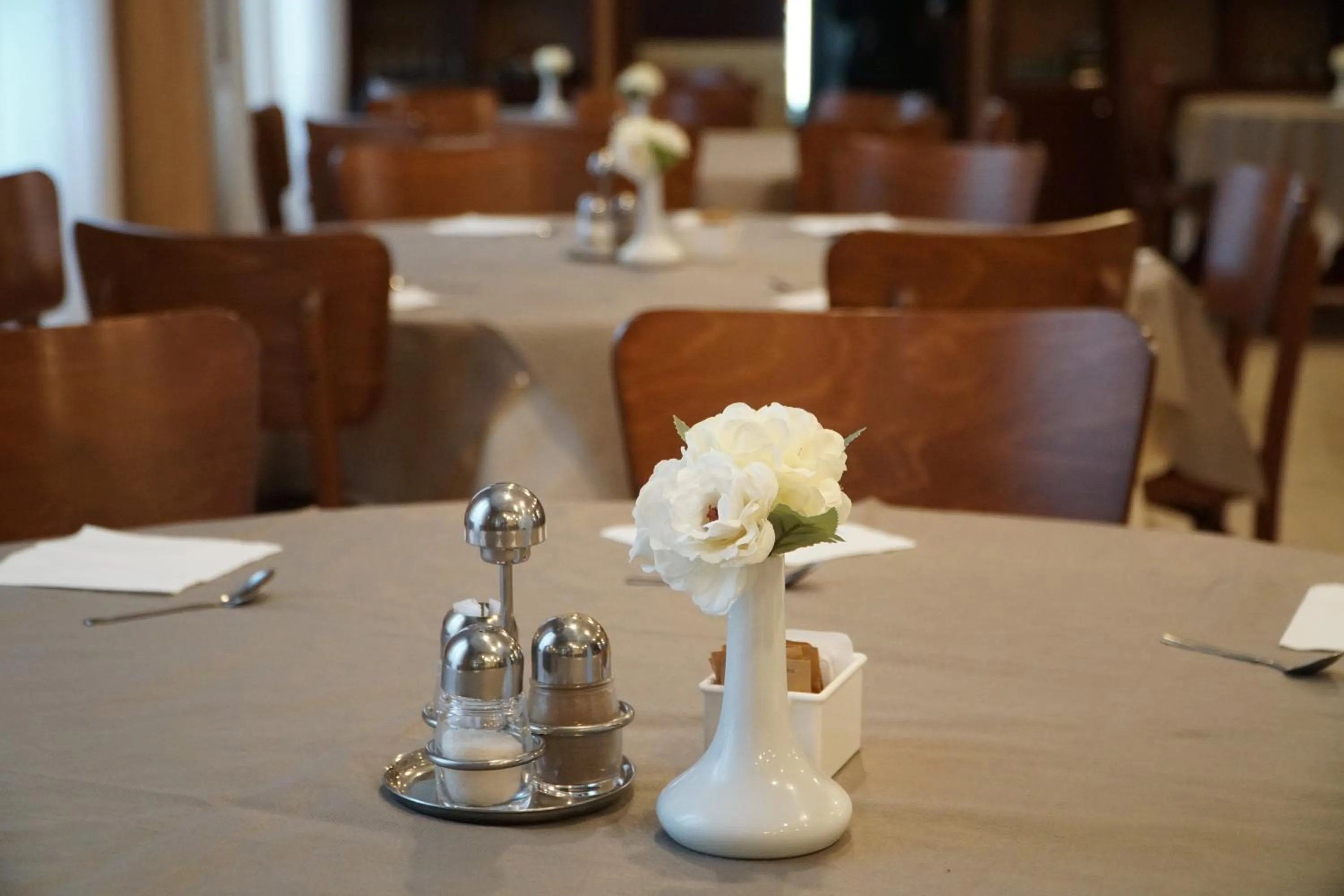 Restaurant/places to eat in Hotel President