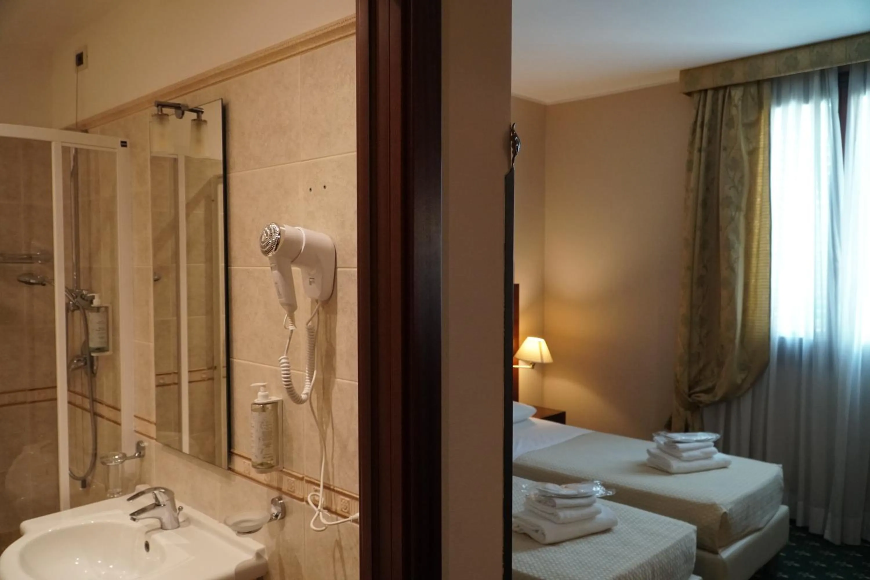 Shower in Hotel President