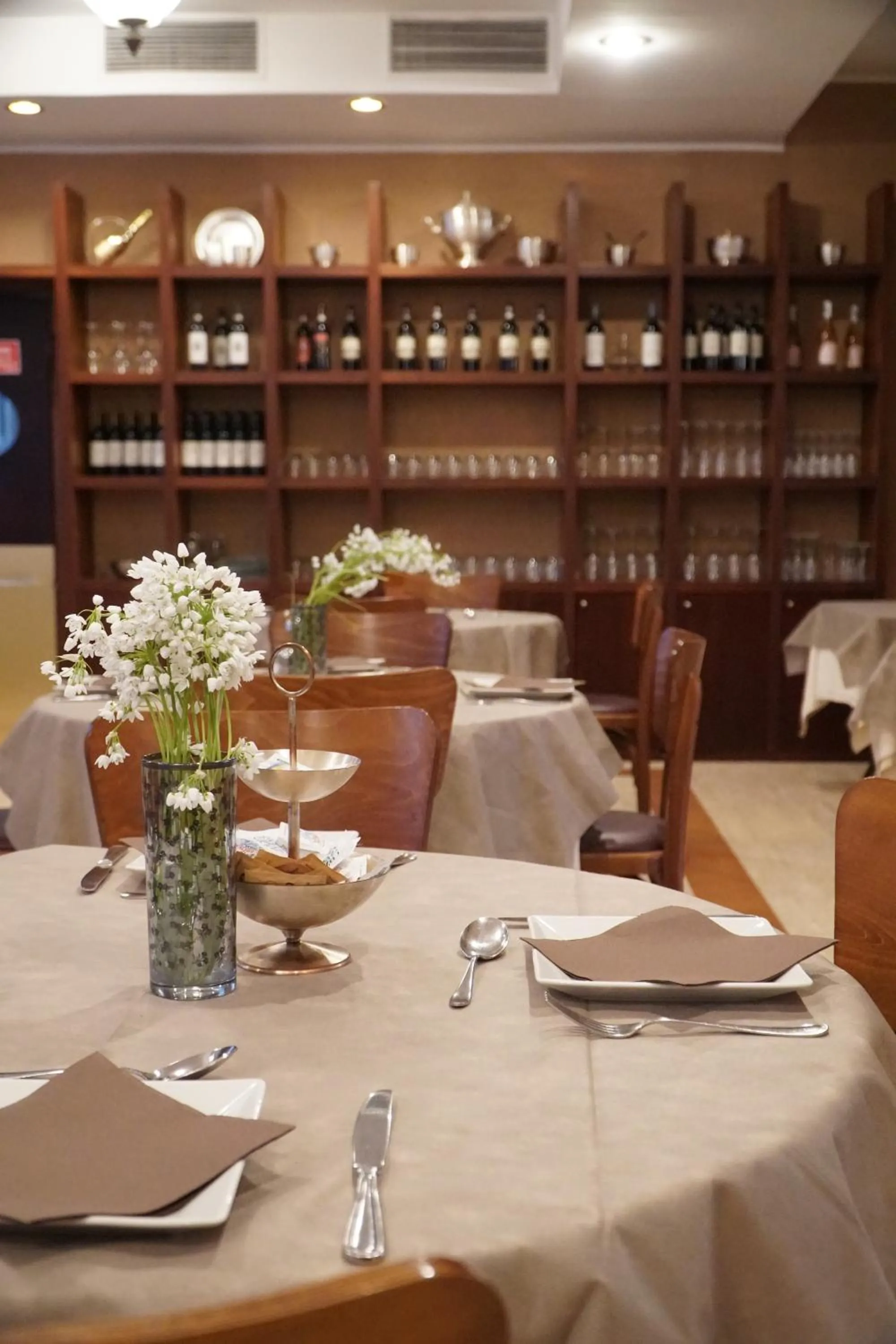 Restaurant/places to eat in Hotel President