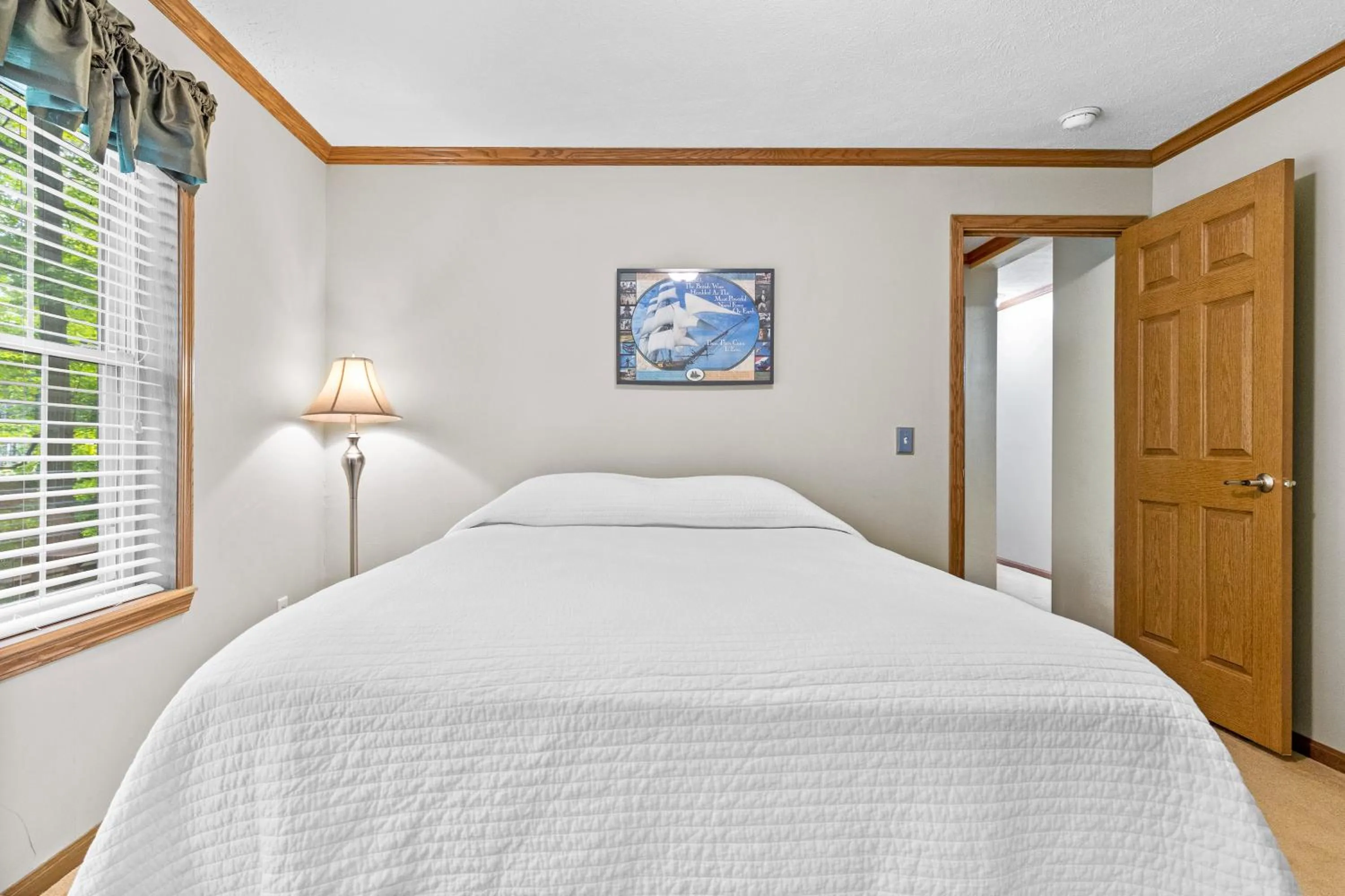 Bed in Lakeview on the Lake