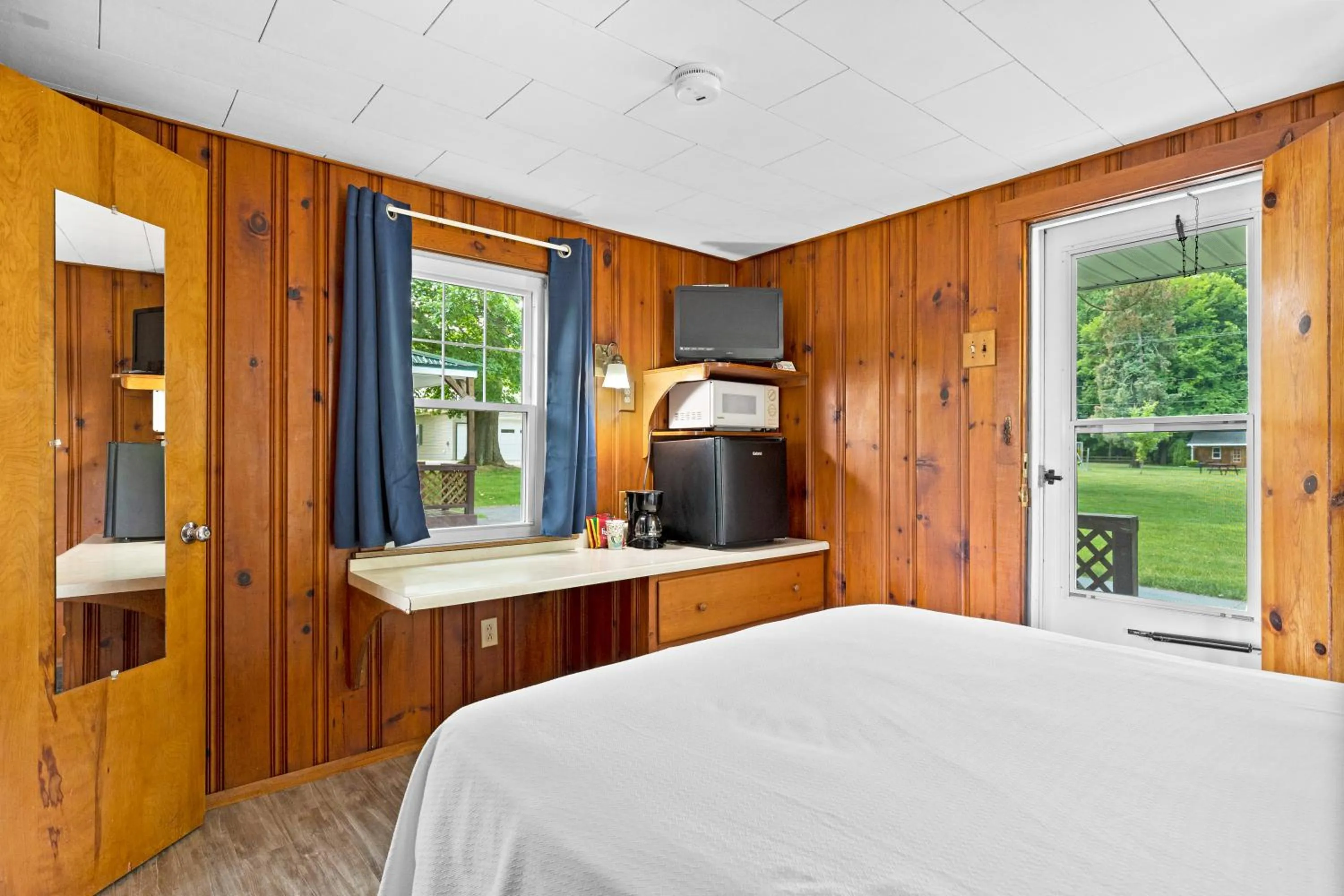 Bed in Lakeview on the Lake