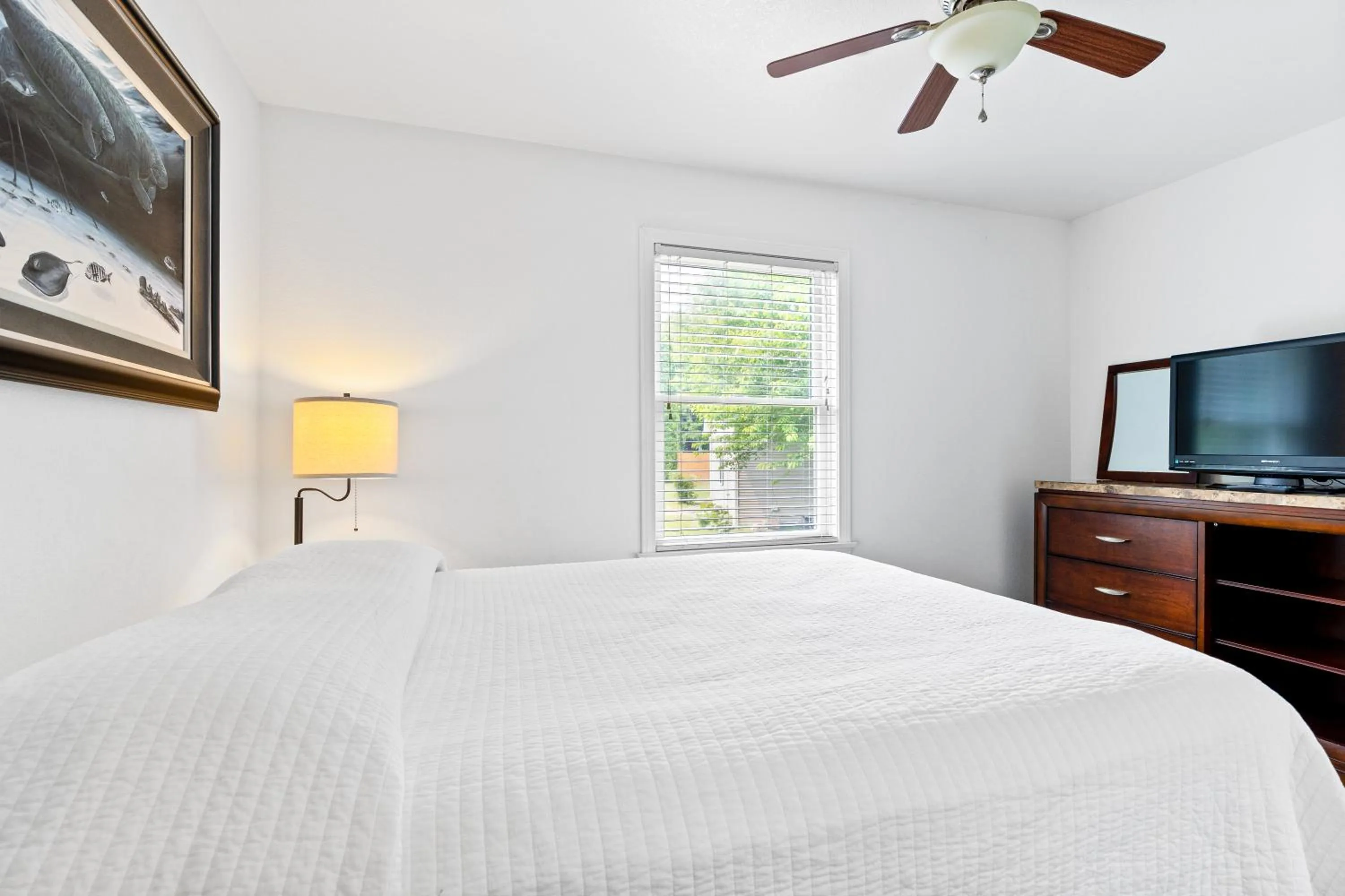 Bed in Lakeview on the Lake