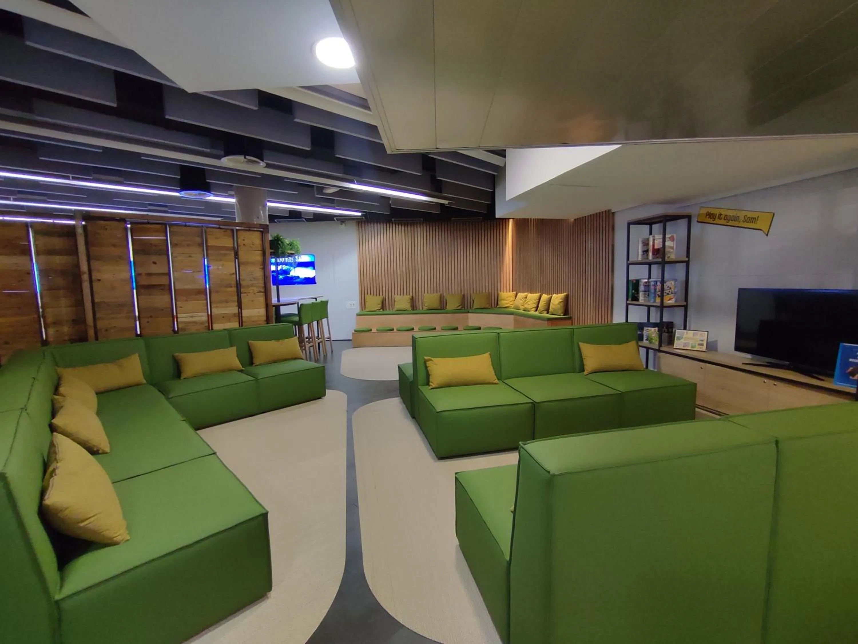 Communal lounge/ TV room in Twentytu Hostel Barcelona