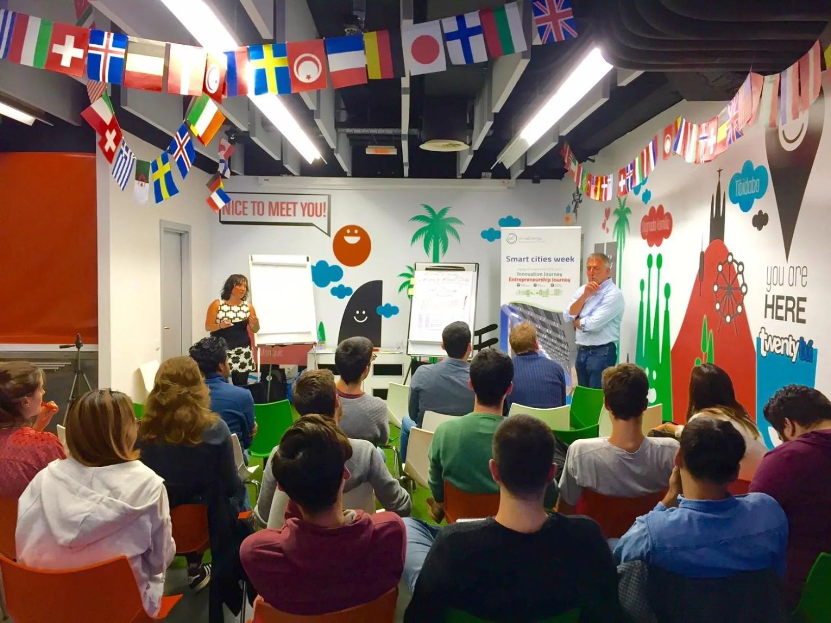 Communal lounge/ TV room in Twentytu Hostel Barcelona