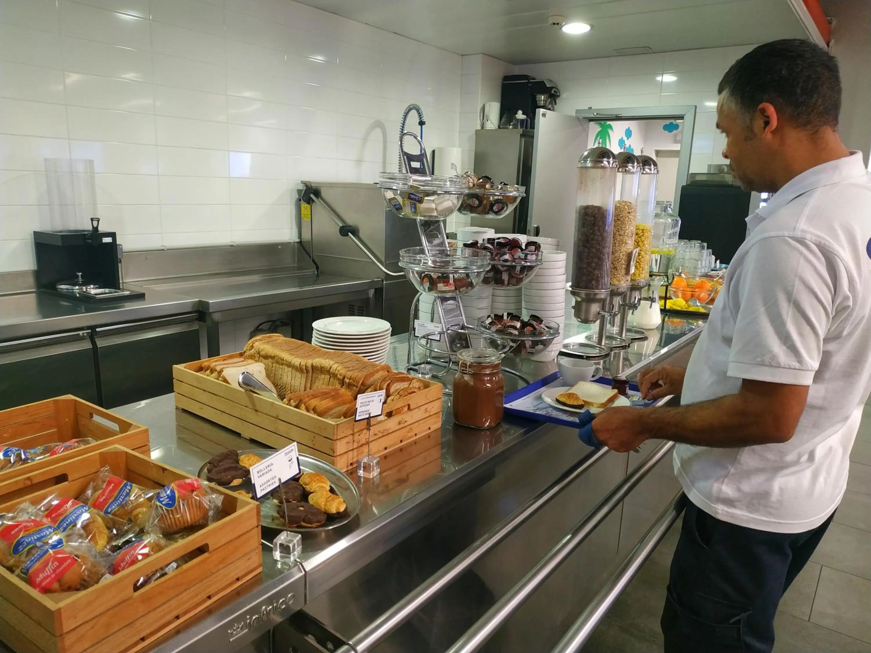 Kitchen or kitchenette in Twentytu Hostel Barcelona