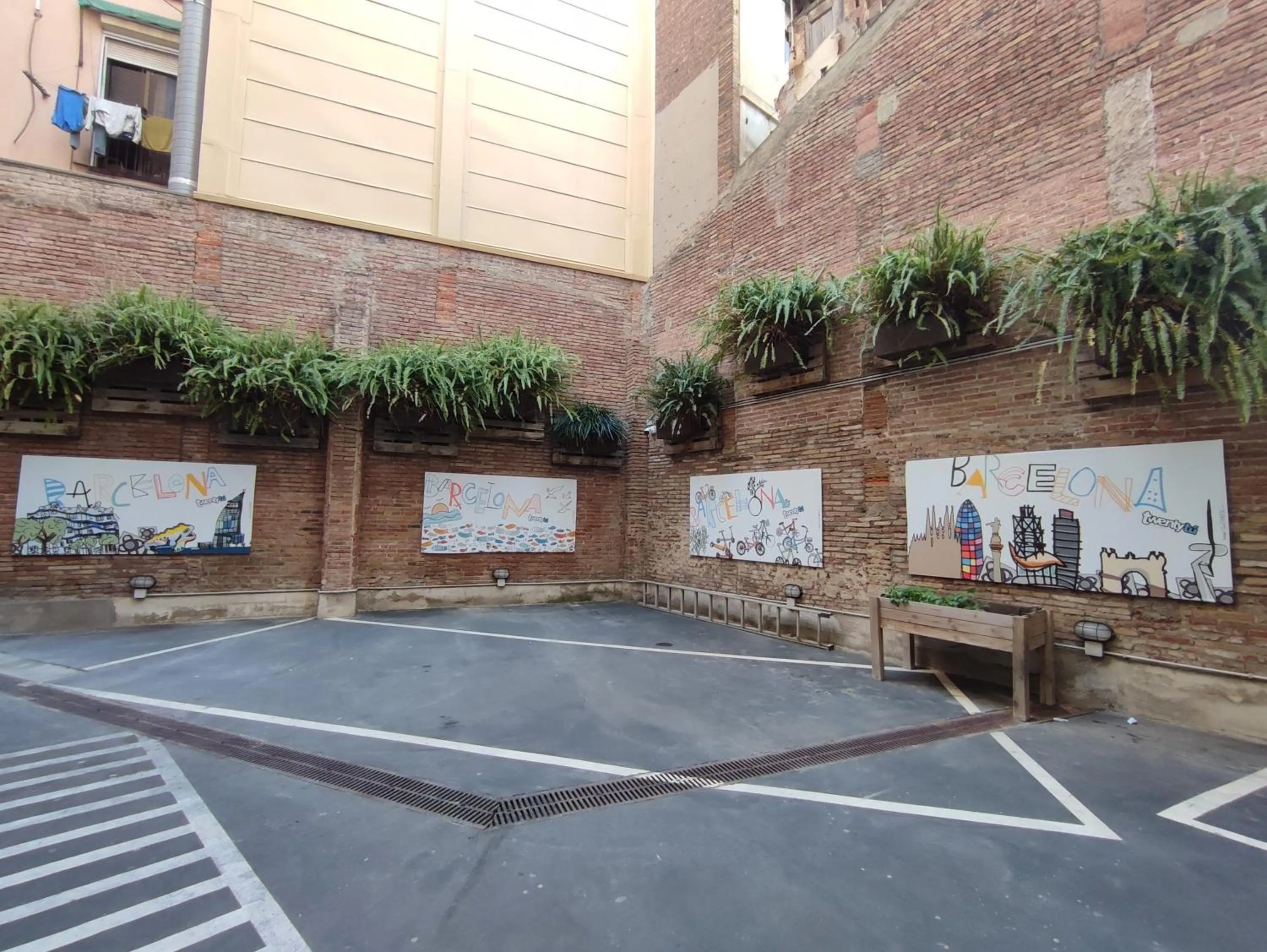 Parking in Twentytu Hostel Barcelona