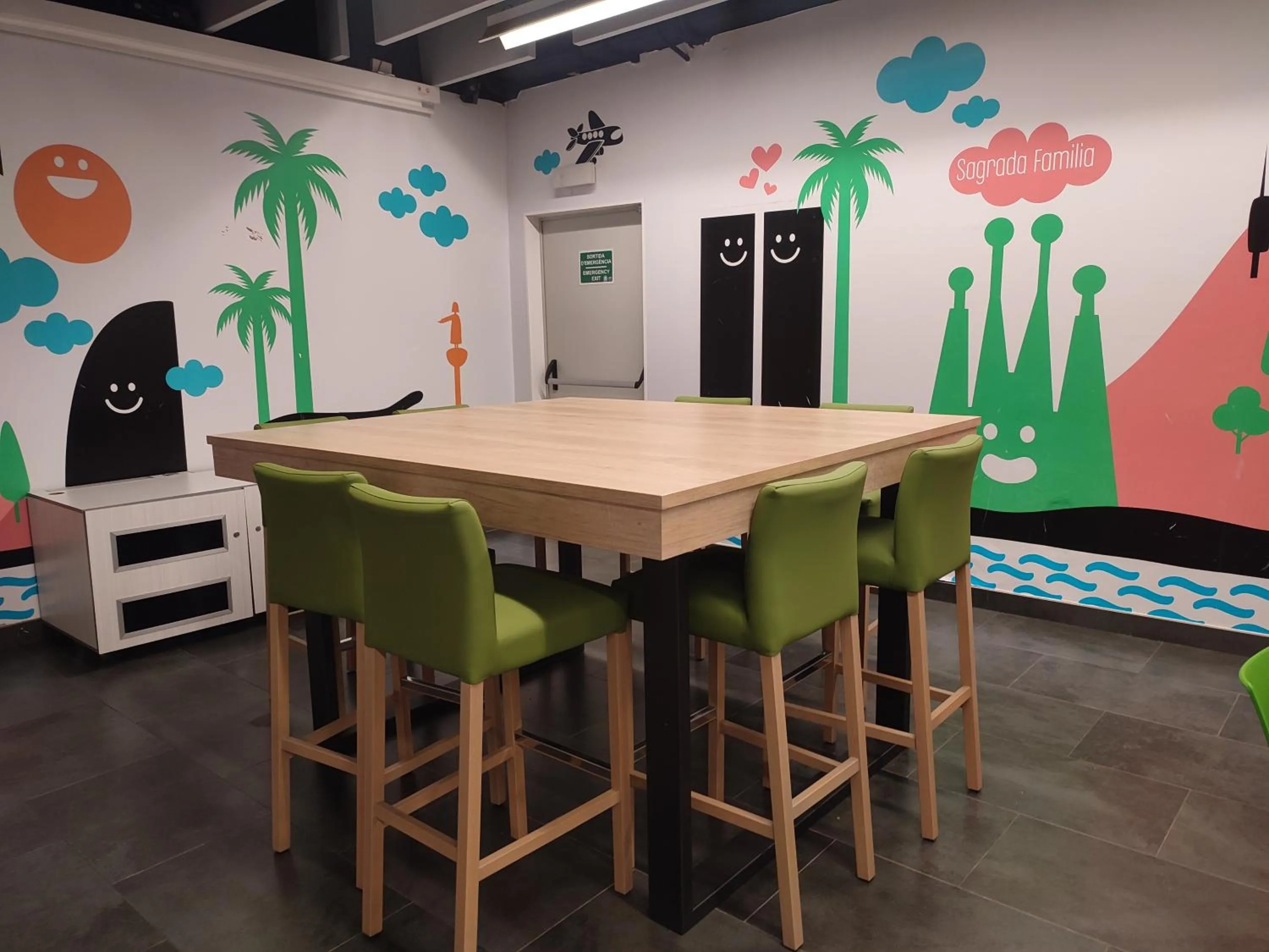 Dining area in Twentytu Hostel Barcelona