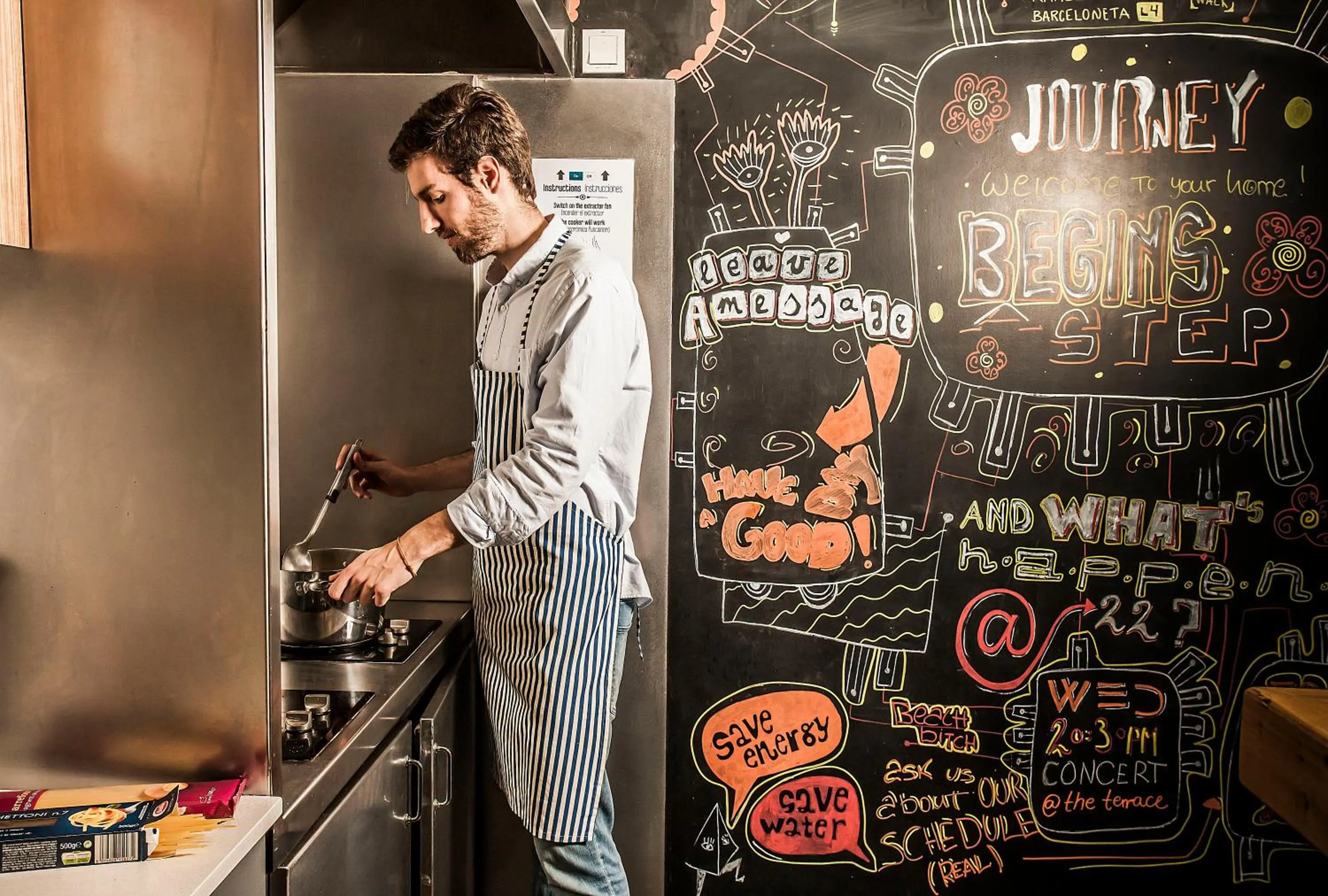 Kitchen or kitchenette in Twentytu Hostel Barcelona
