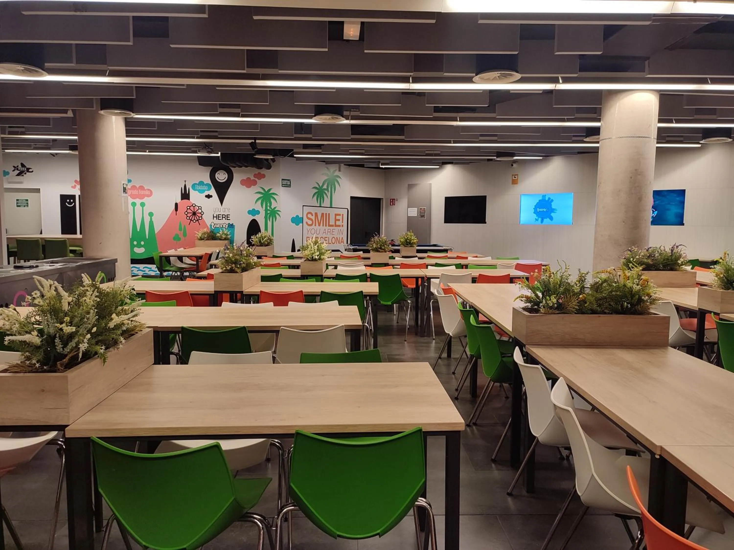 Dining area in Twentytu Hostel Barcelona