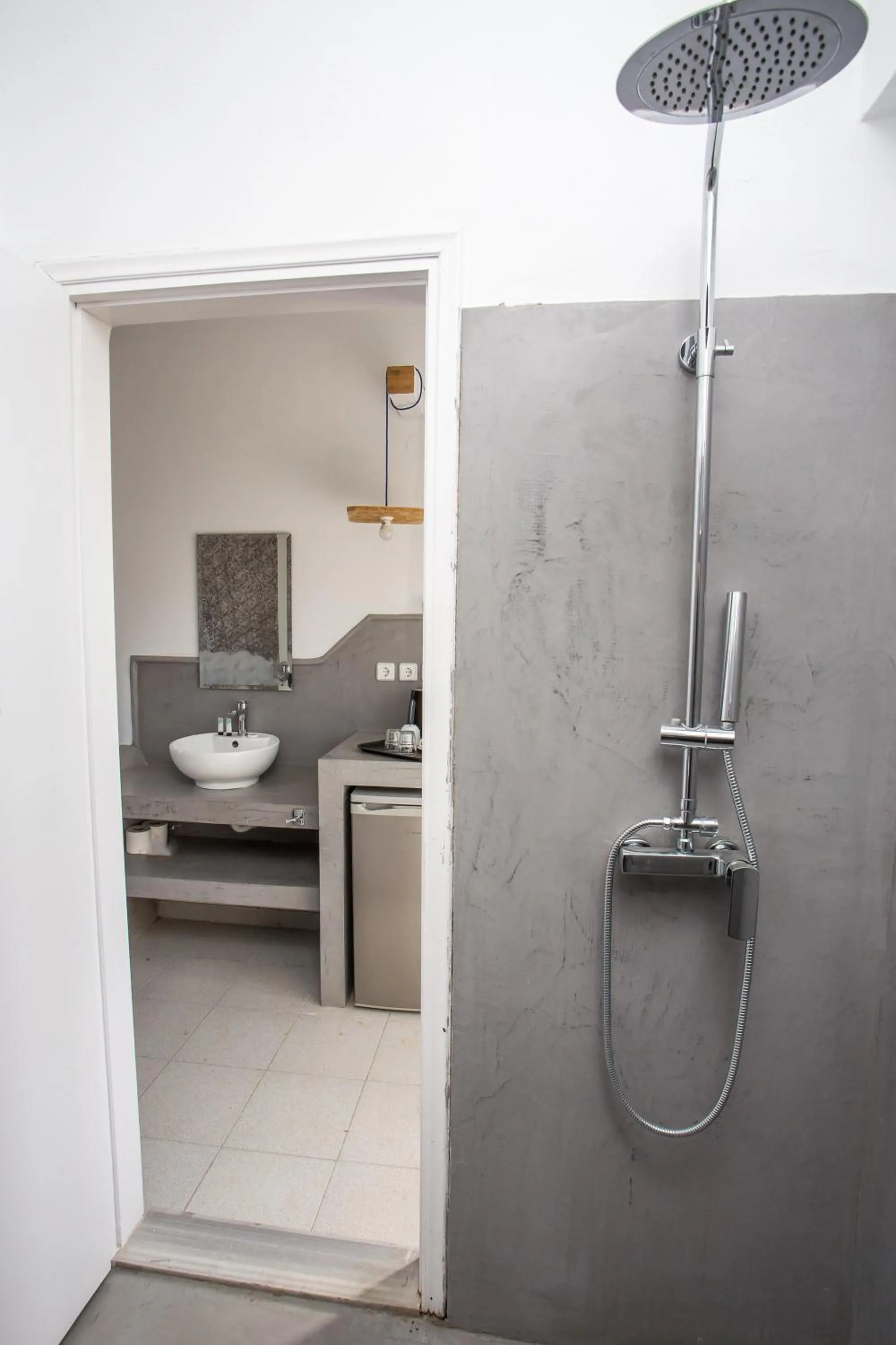 Shower in Tinas Plus Hotel