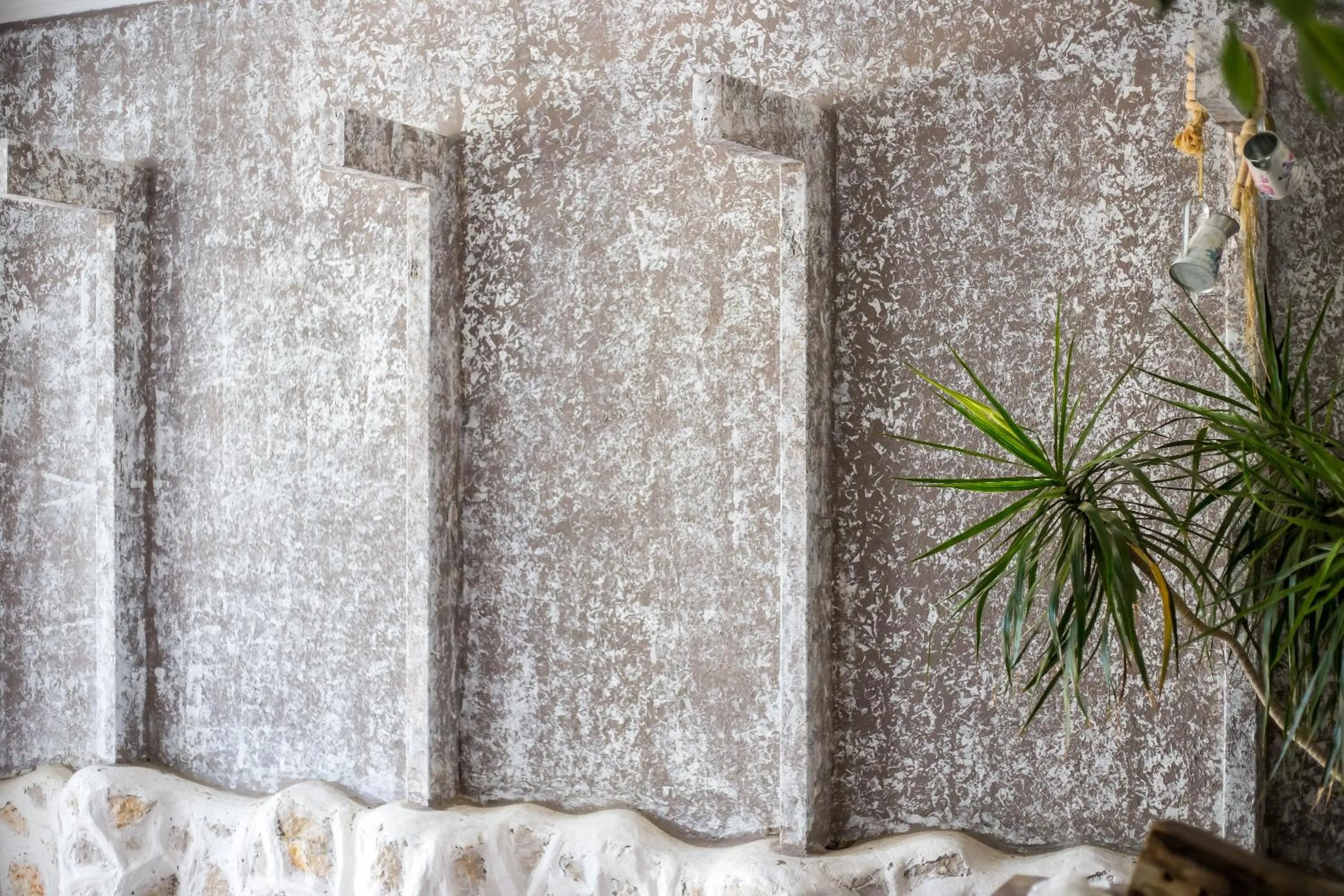 Decorative detail in Tinas Plus Hotel