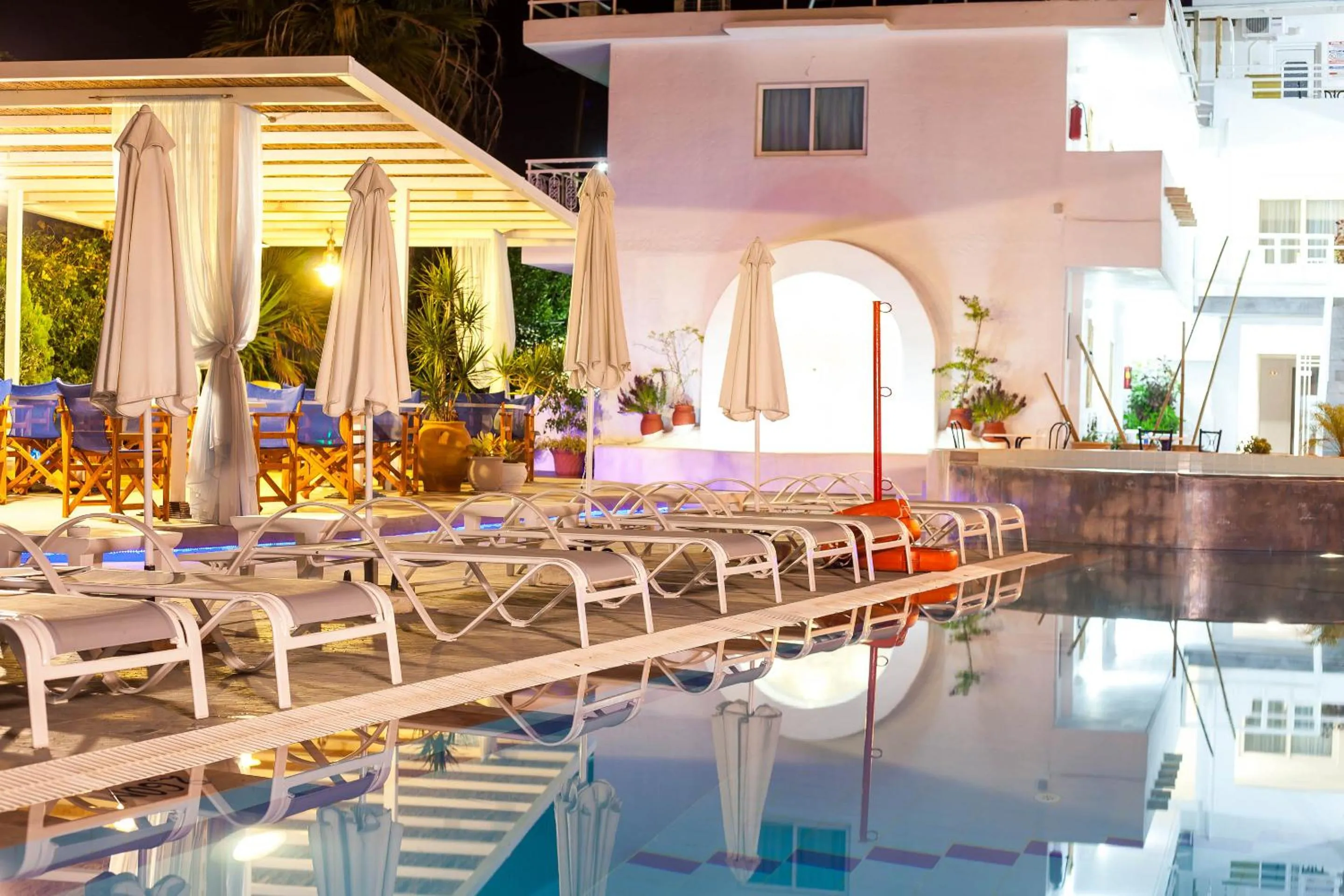 Swimming pool in Tinas Plus Hotel