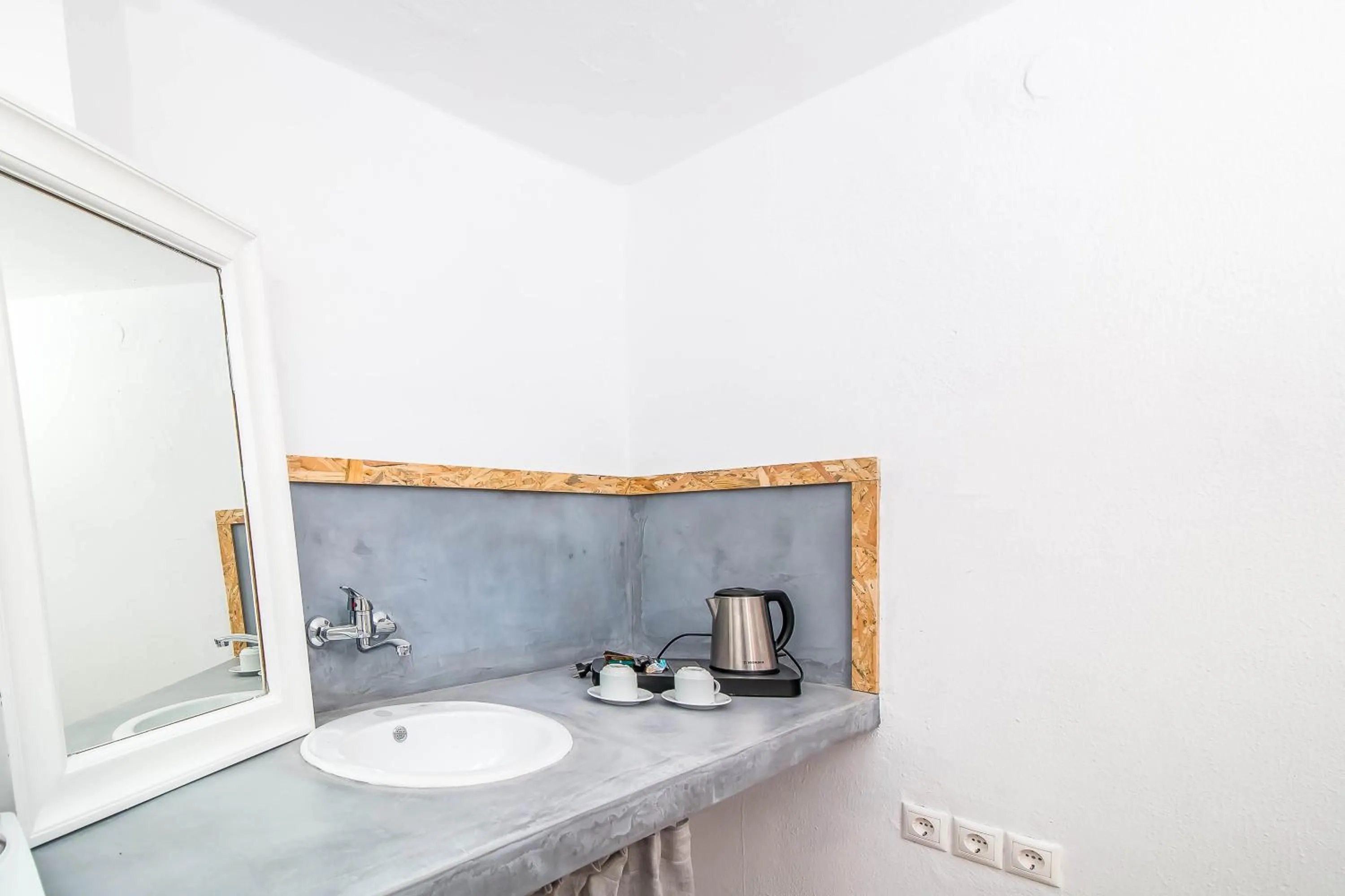 Coffee/tea facilities in Tinas Plus Hotel