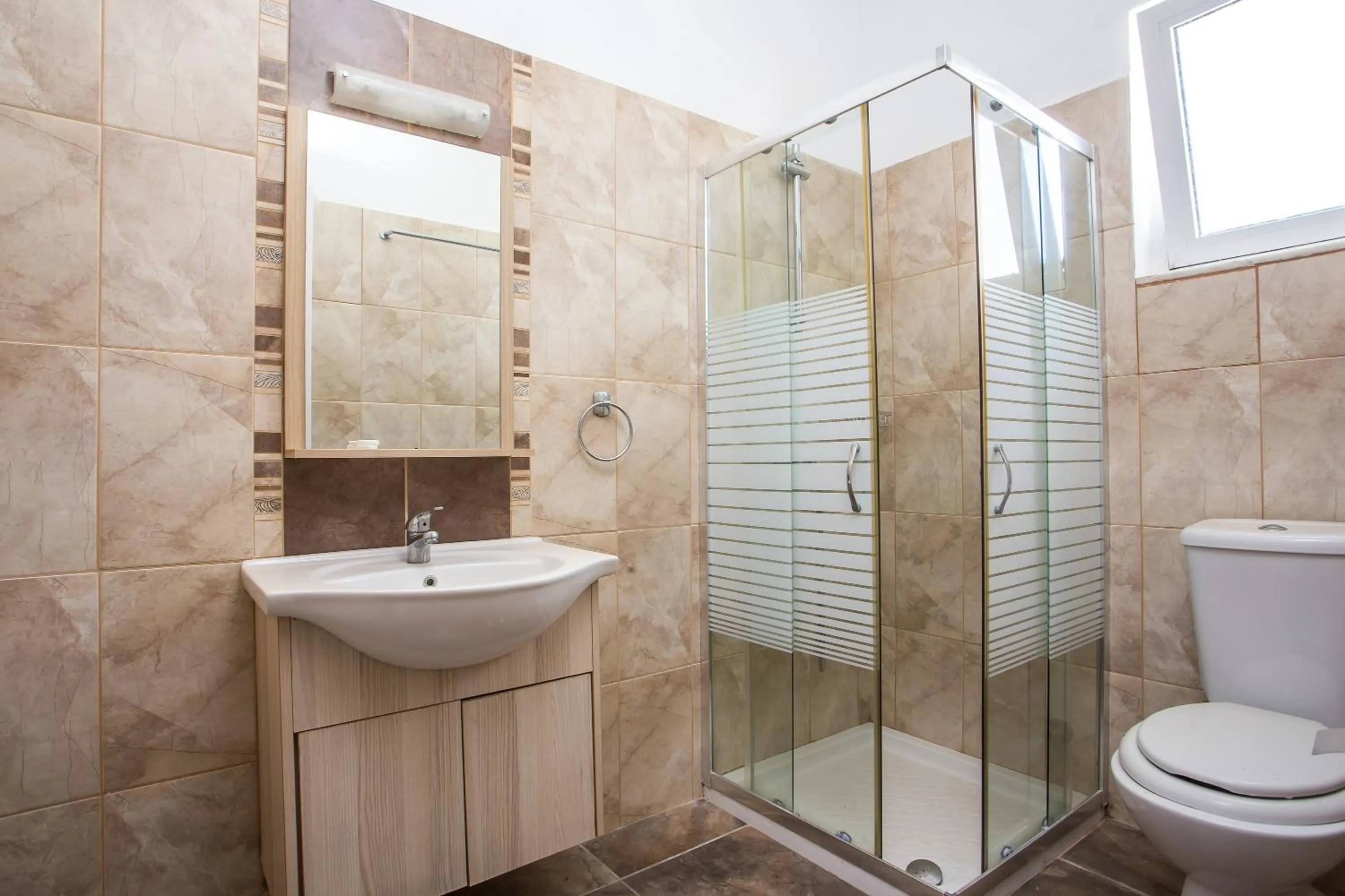 Shower in Tinas Plus Hotel