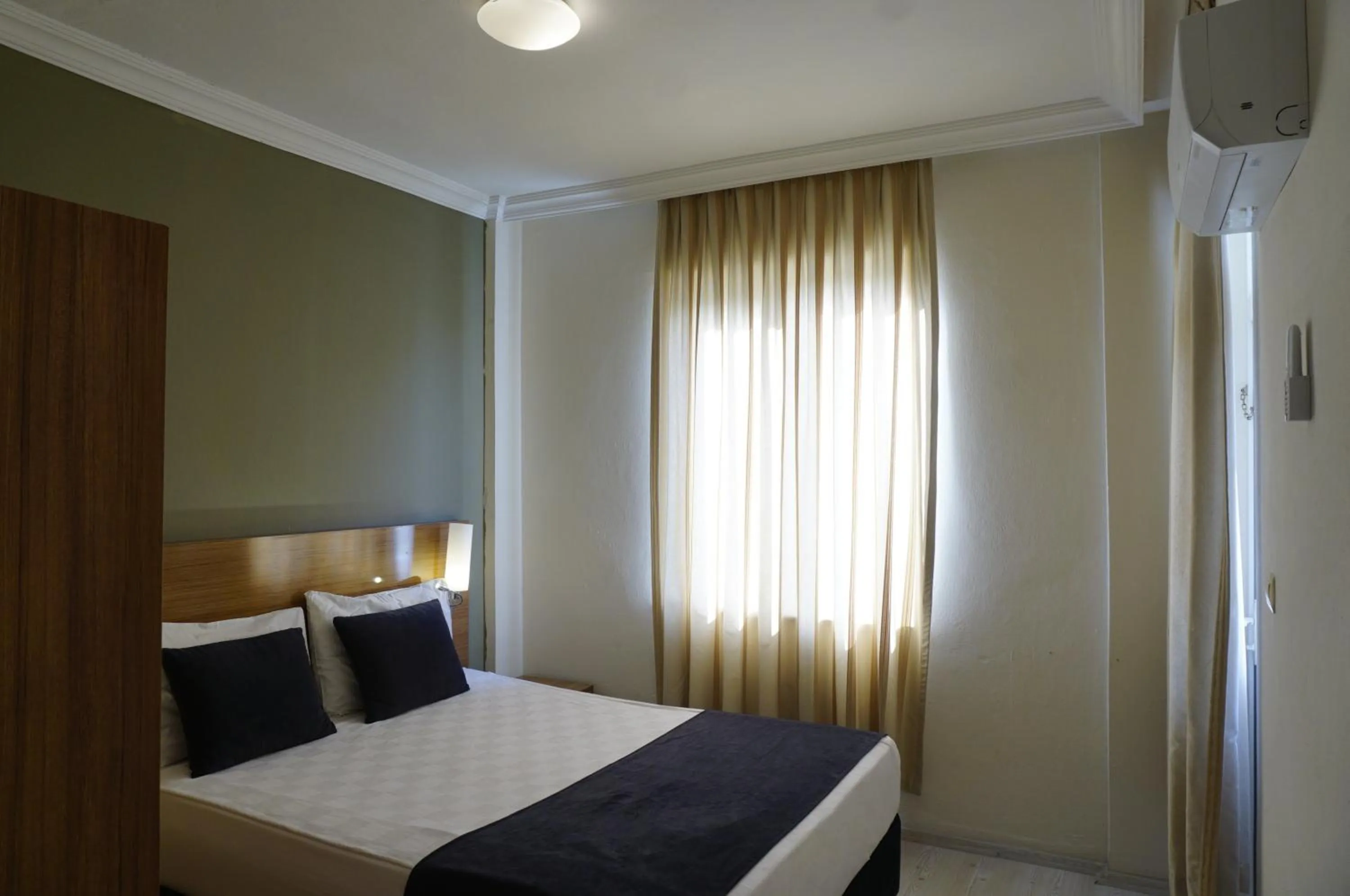 Bedroom, Bed in Sunlight Garden Hotel