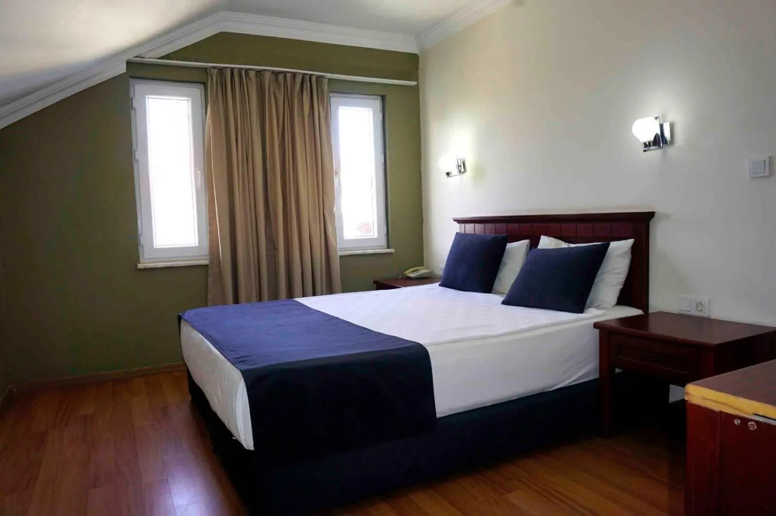 Photo of the whole room, Bed in Sunlight Garden Hotel