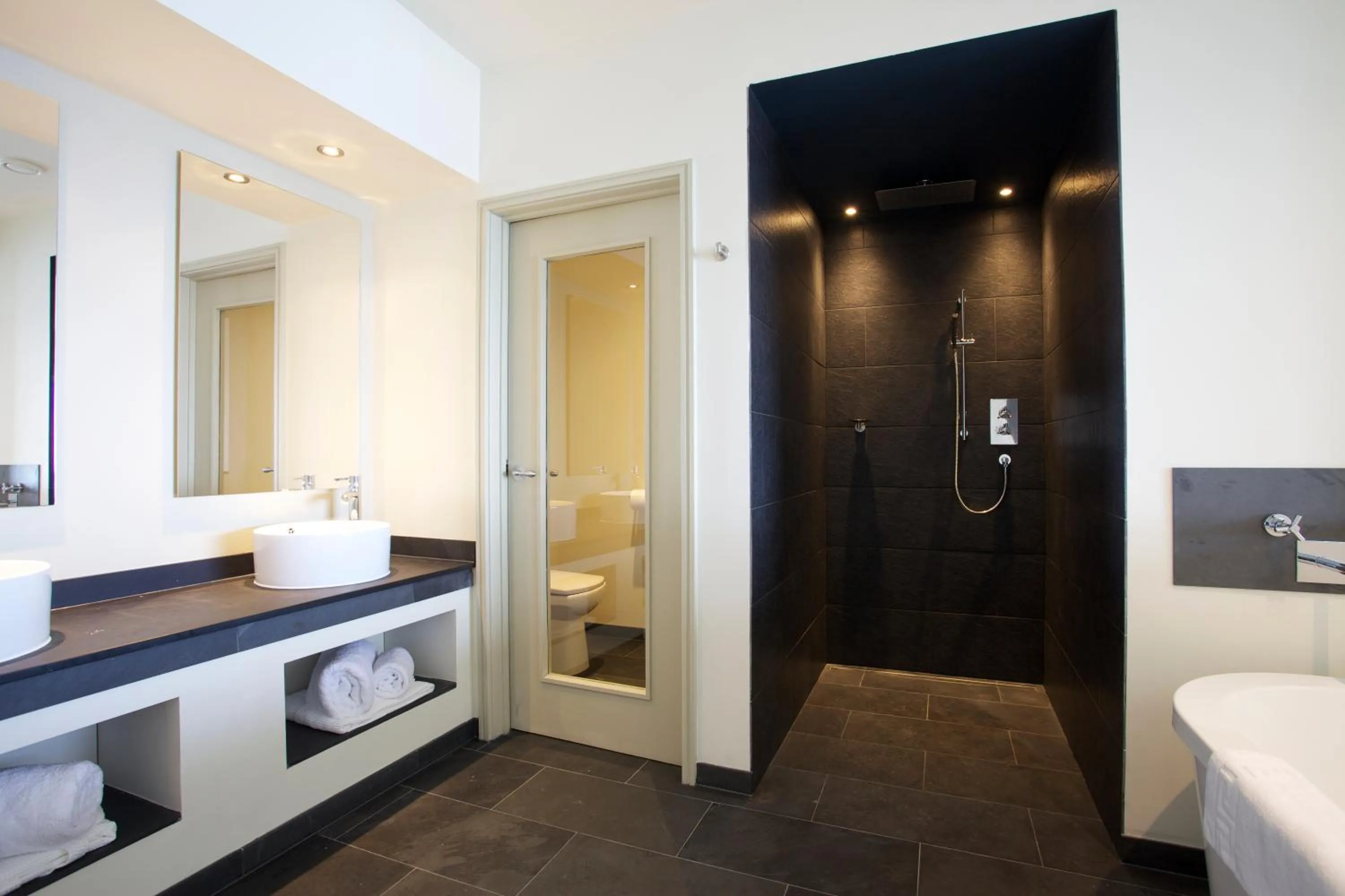 Bathroom, Bed in The Lewinnick Lodge