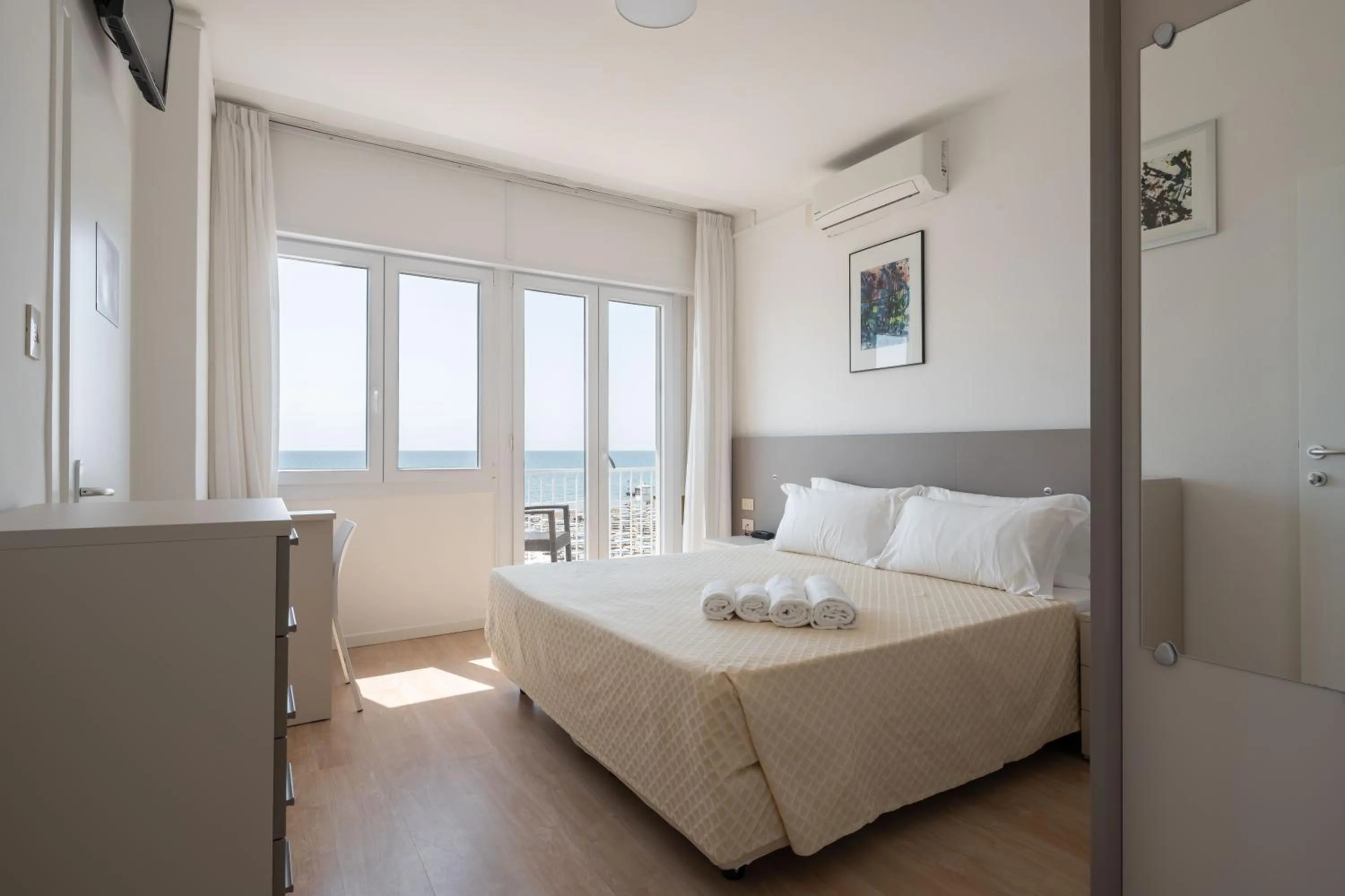 Photo of the whole room, Bed in Hotel Boston 3 Stelle Superior Frontemare