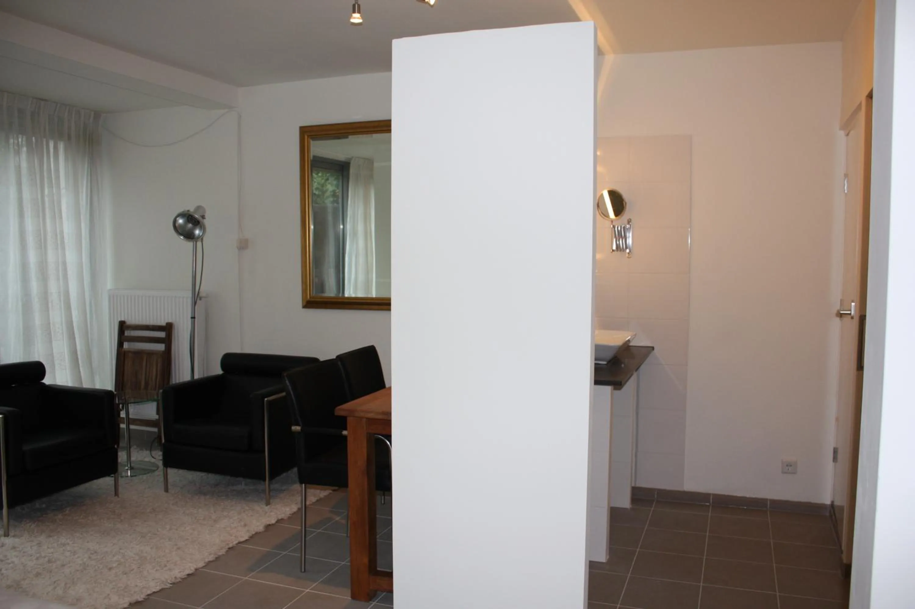 Photo of the whole room in At number 6